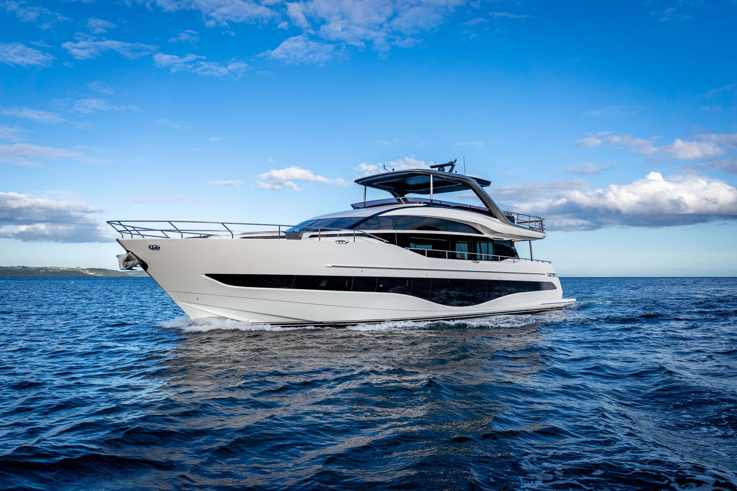 Princess Y85 - y85-exterior-white-hull-19-2022