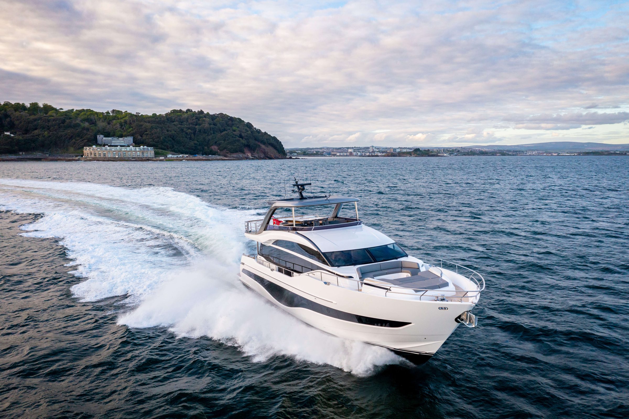 Princess Y85 - y85-exterior-white-hull-9-2022