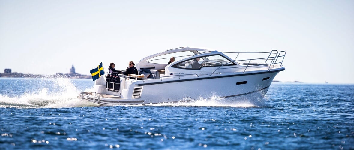 Nimbus 305 Drophead motor yacht exterior