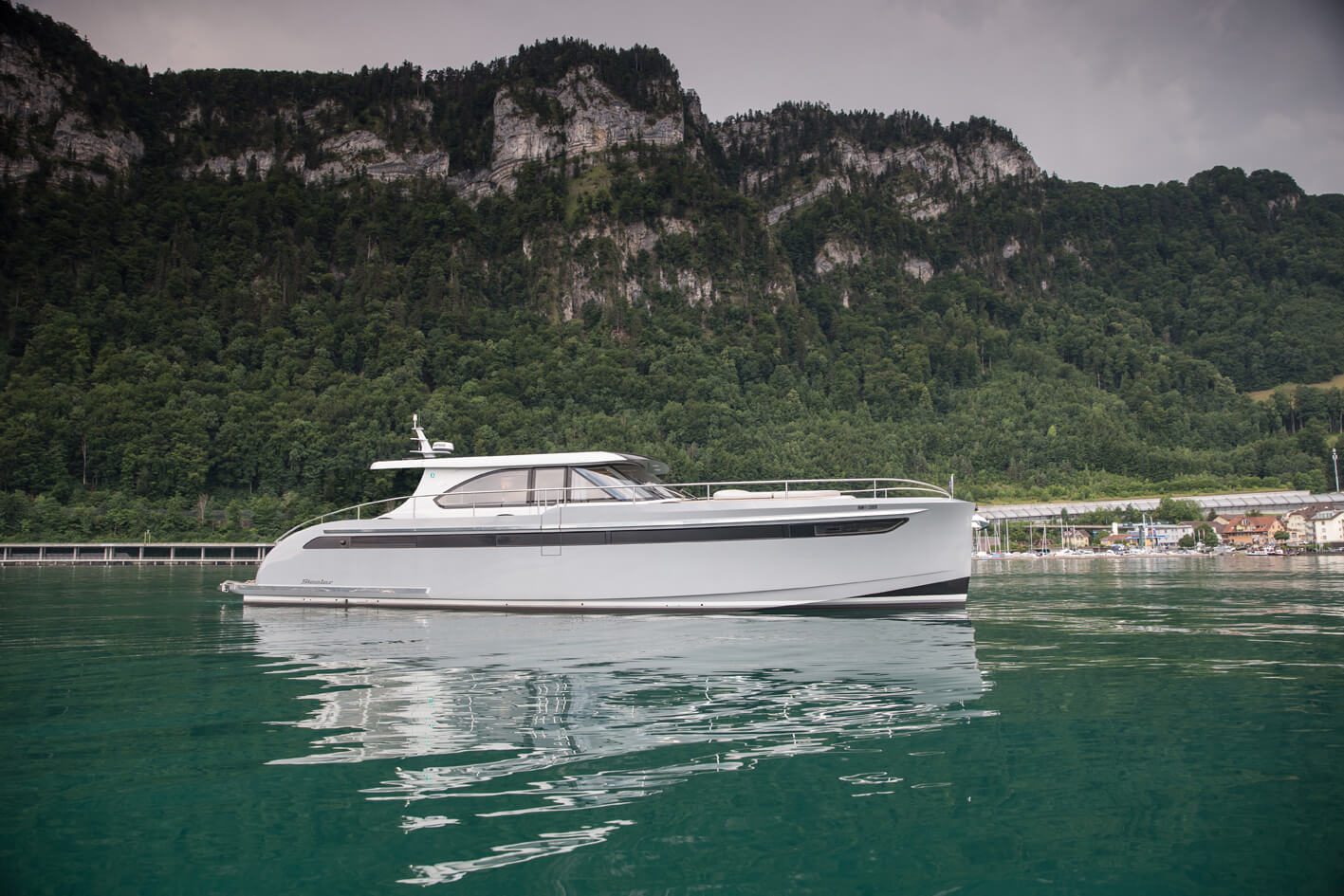 Steeler 56S motor yacht exterior