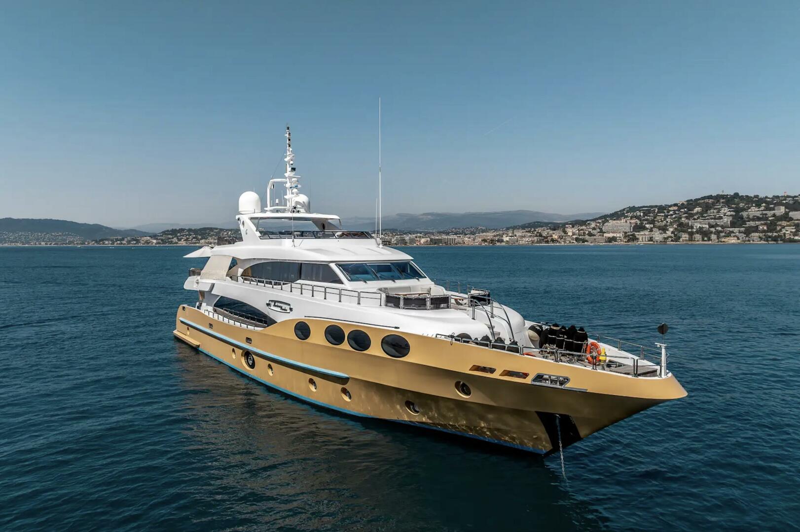 2012 Gulf Craft Majesty 125 "MARINA WONDER" - photo 1