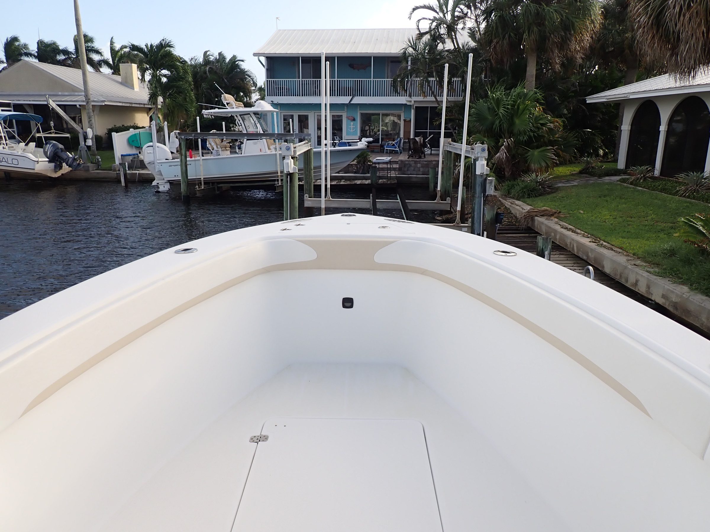 2017 28' Bluewater Sportfishing 2550 CC - Bow cockpit area with forward deck and flush hatch