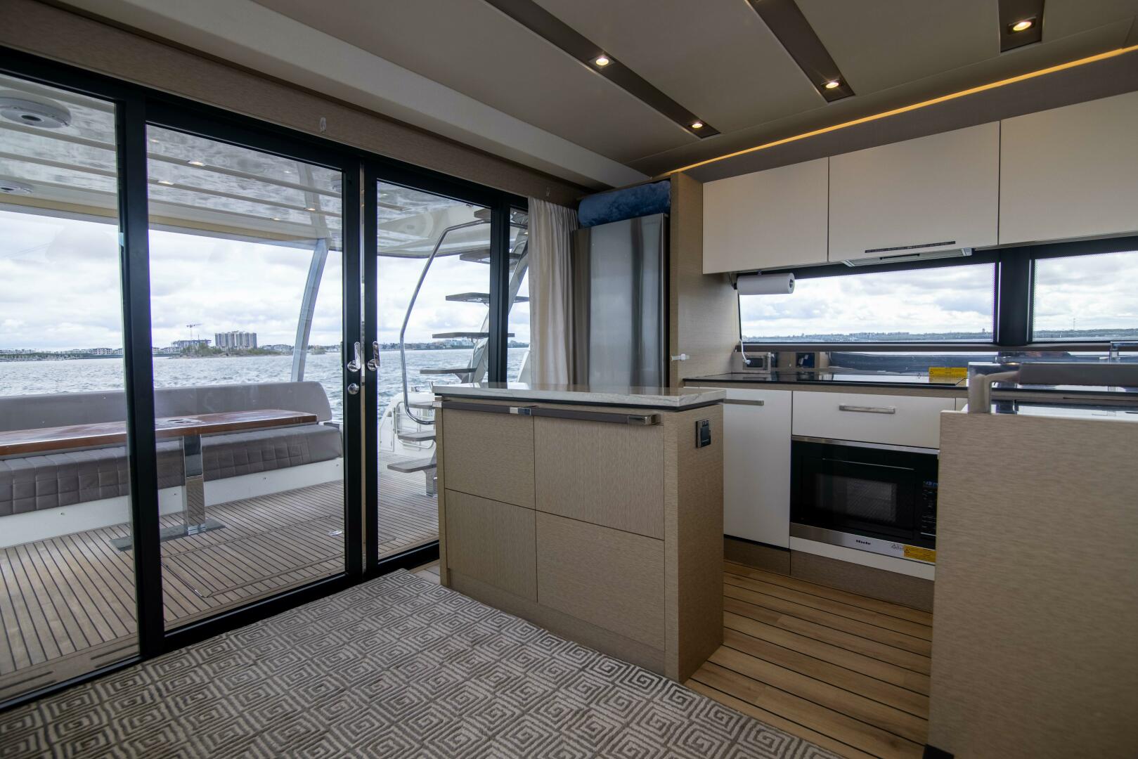 2018 Prestige 680 Flybridge "Prestige Worldwide" - photo 2