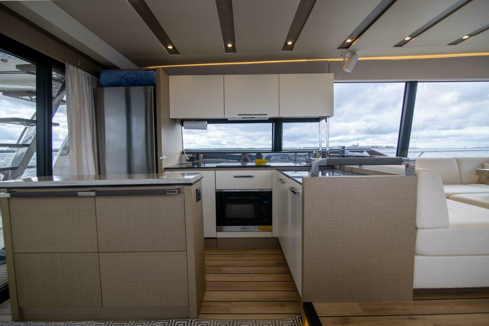 2018 Prestige 680 Flybridge "Prestige Worldwide" - photo 3