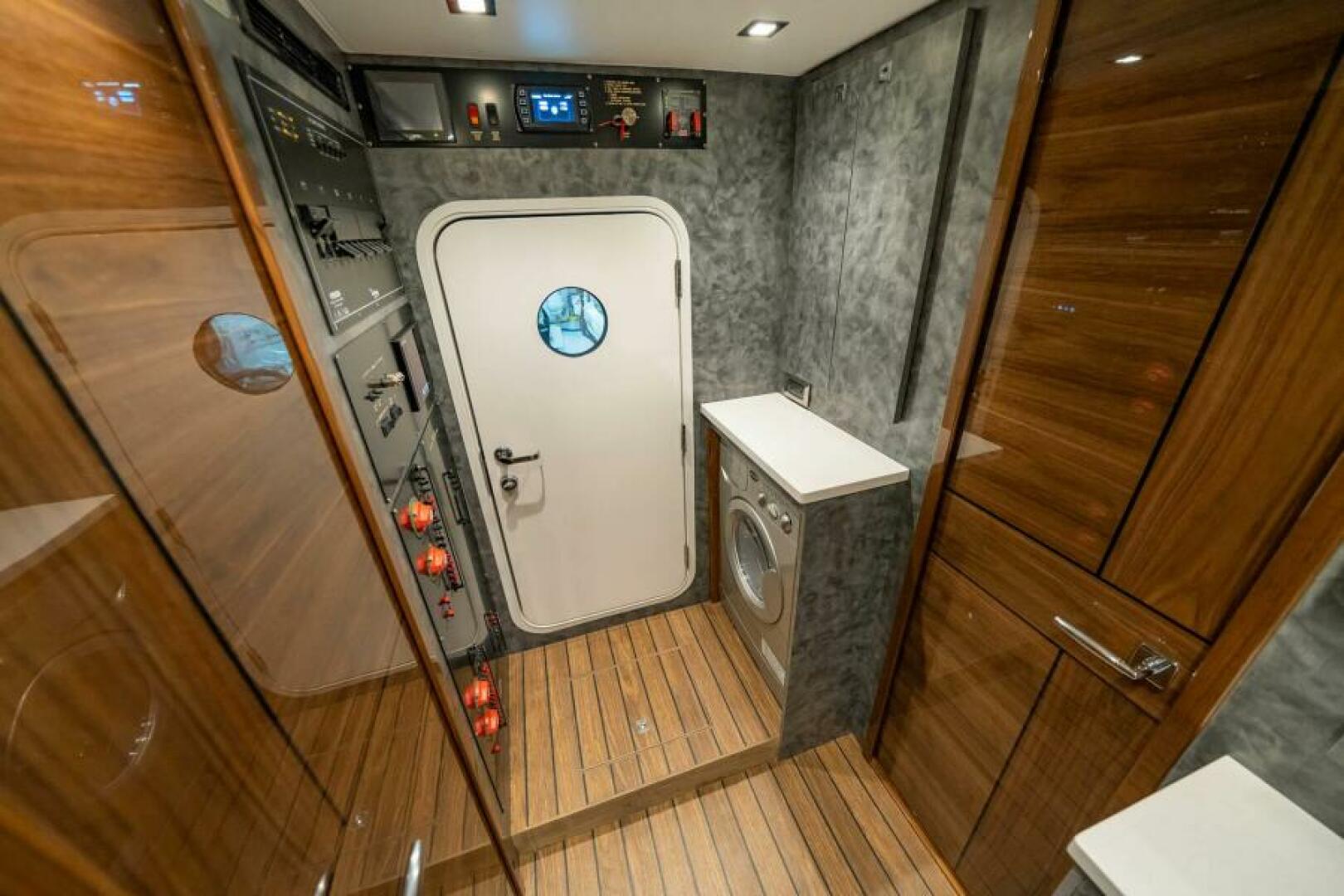 2027 Viking 90 Sky Bridge "2027 Viking 90SB" - photo 3