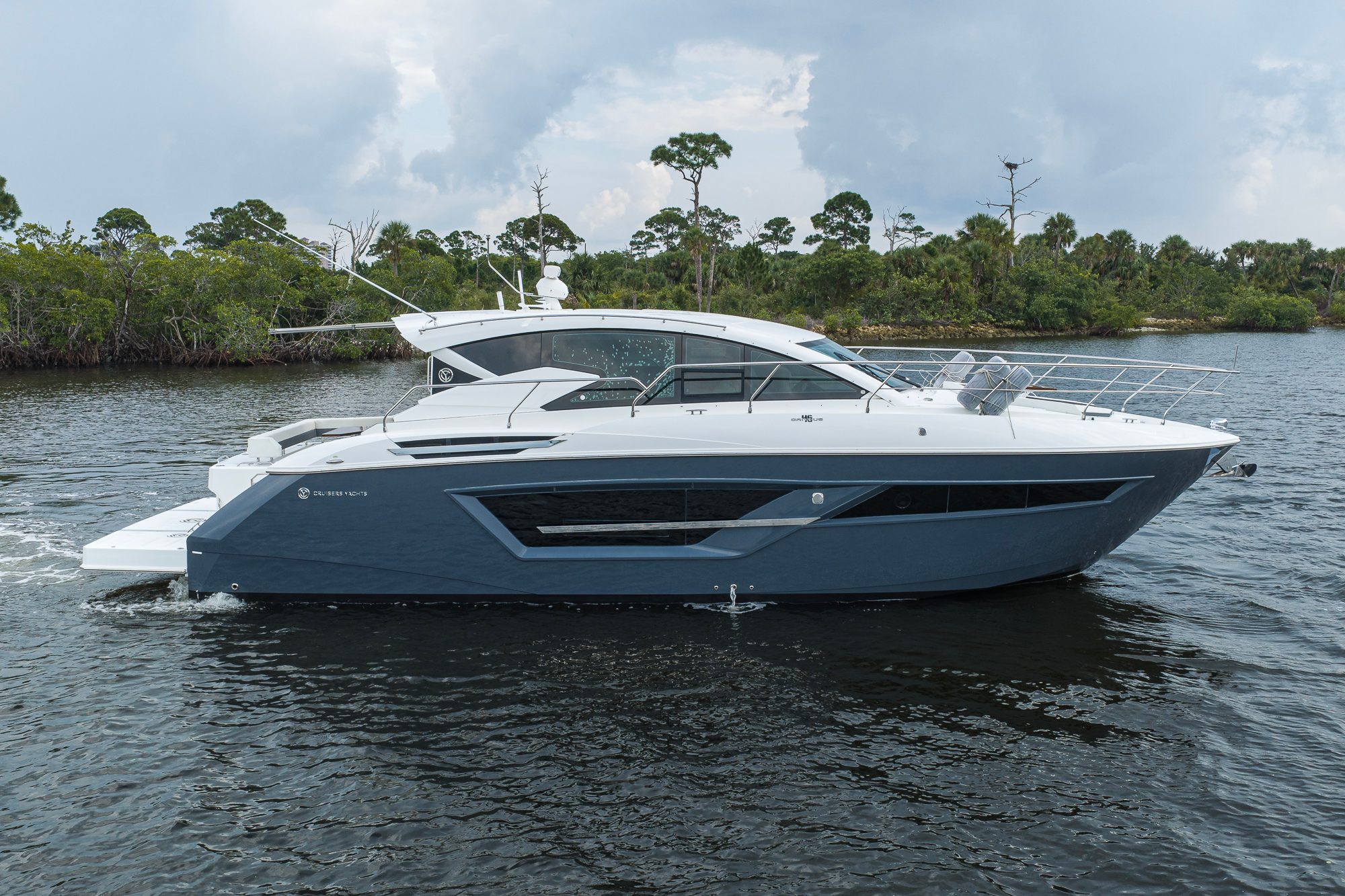 2020 46 Cruisers Cantius - Starboard profile view of an express cruiser on the water