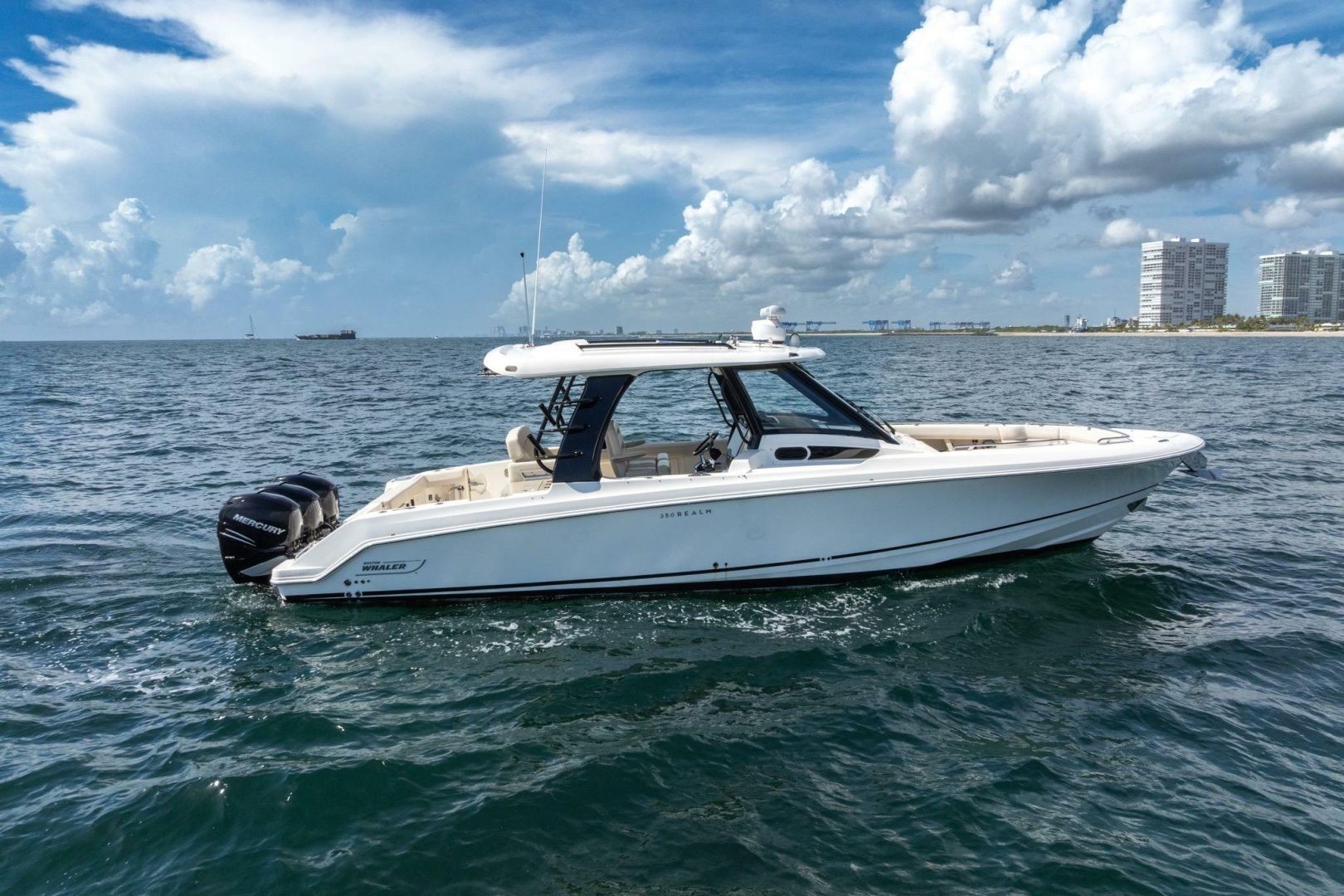 2023 Boston Whaler 350 Realm - photo 2
