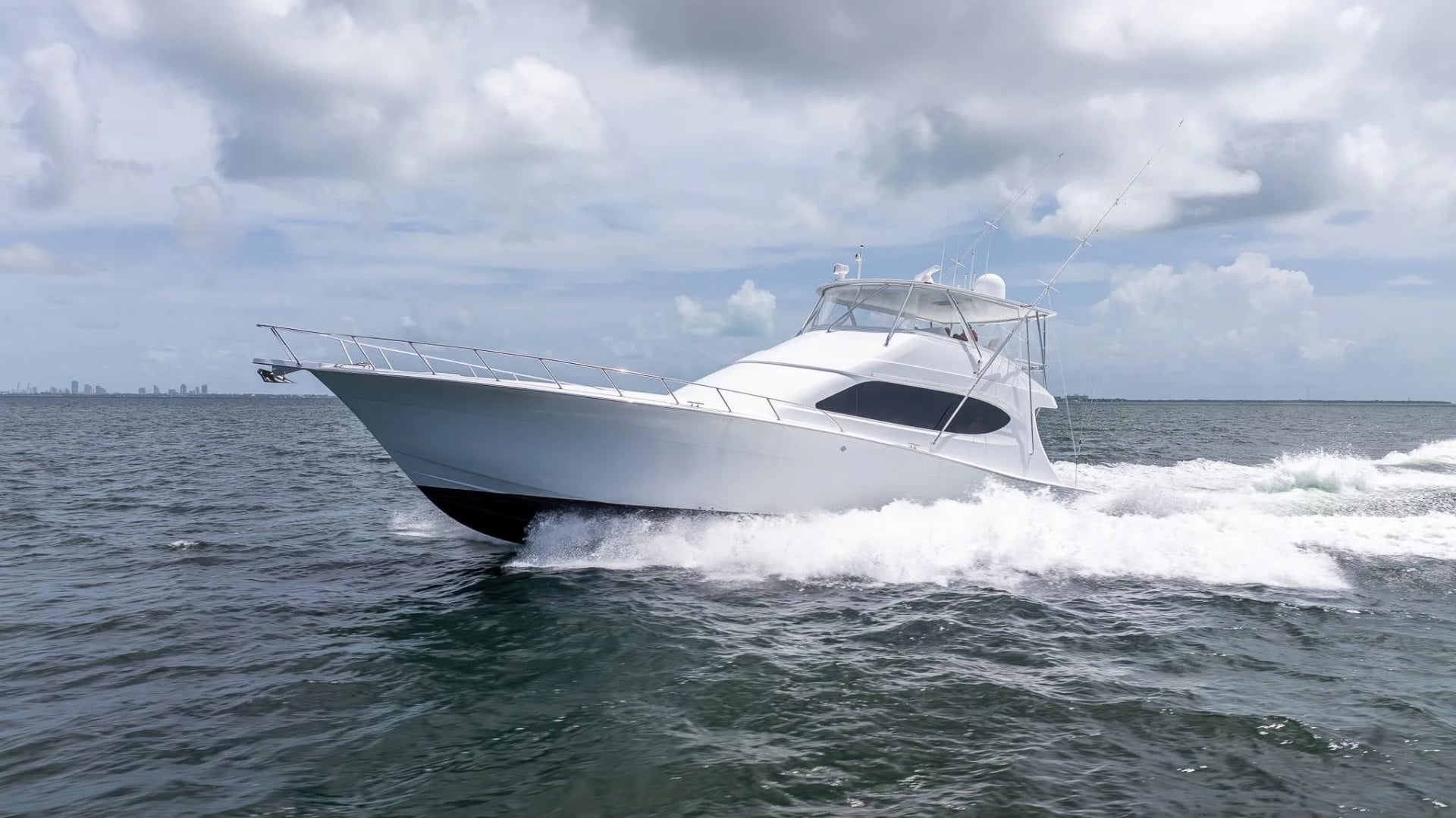 2024 Hatteras GT70 - photo 2
