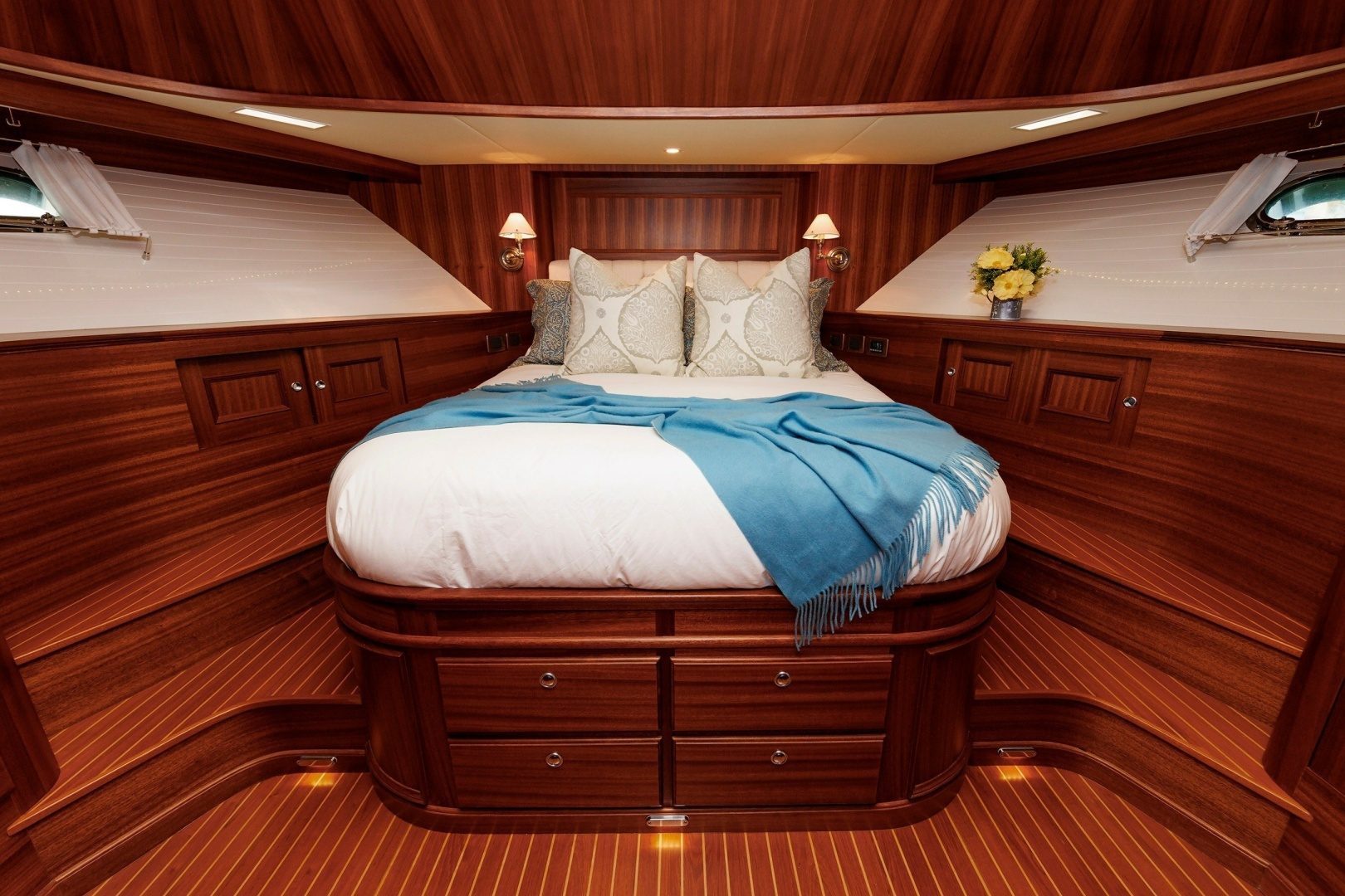 2016 Hunt Yachts 72 Flybridge "Pronto" - photo 2
