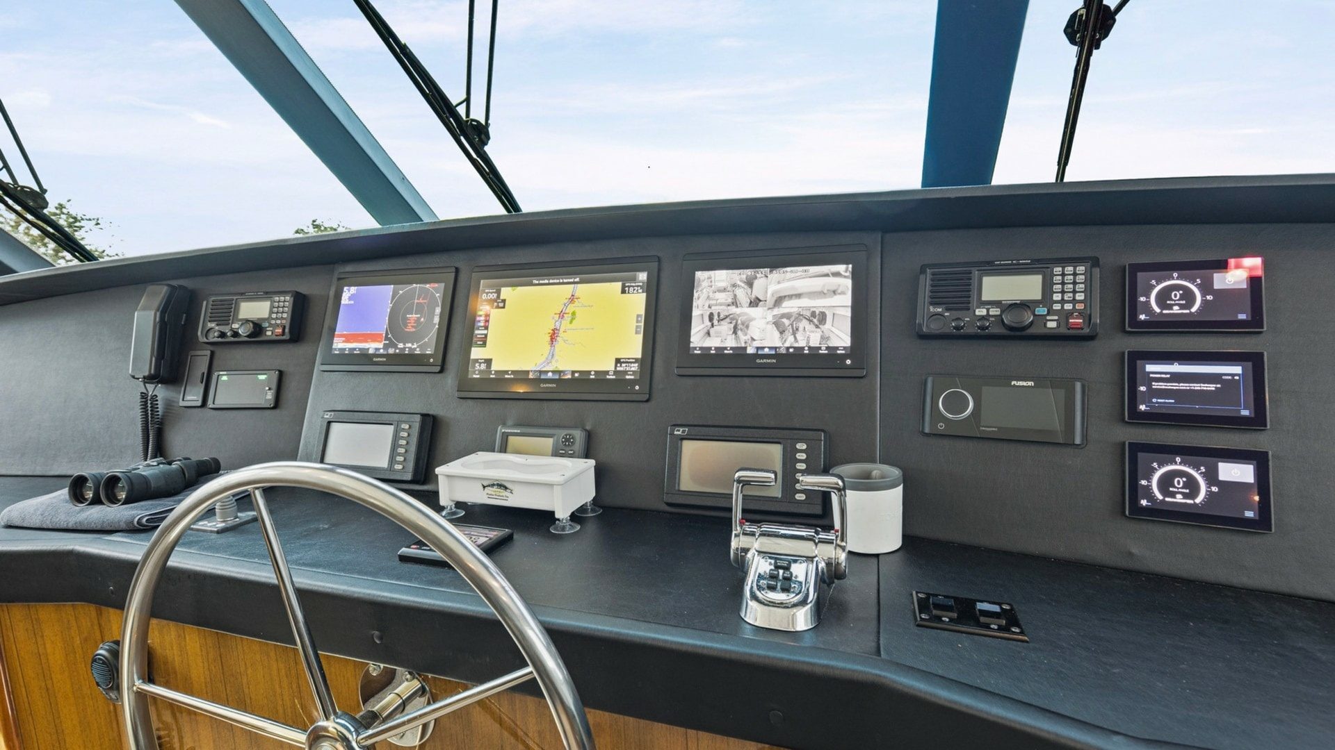 2005 Viking 61 Enclosed Bridge "KelKat" - photo 3