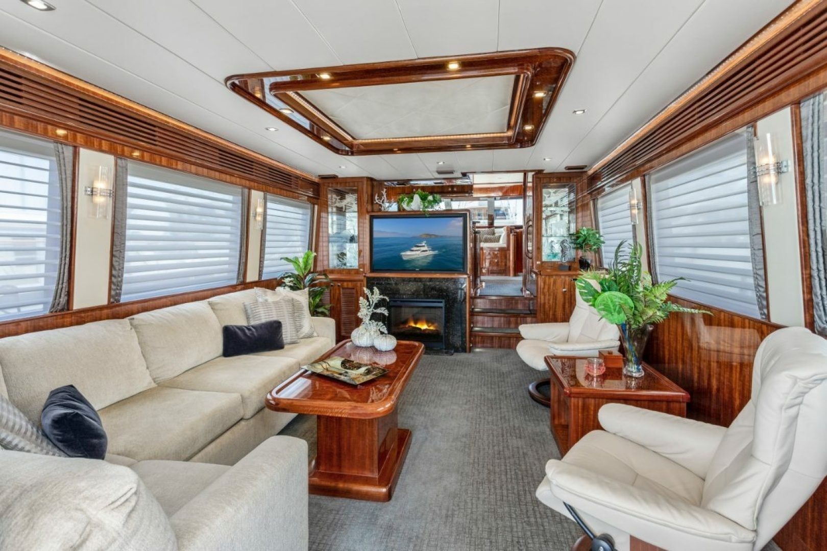 2014 Hampton 760 Sky Lounge Motor Yachts "TIGER LILLI" - photo 2