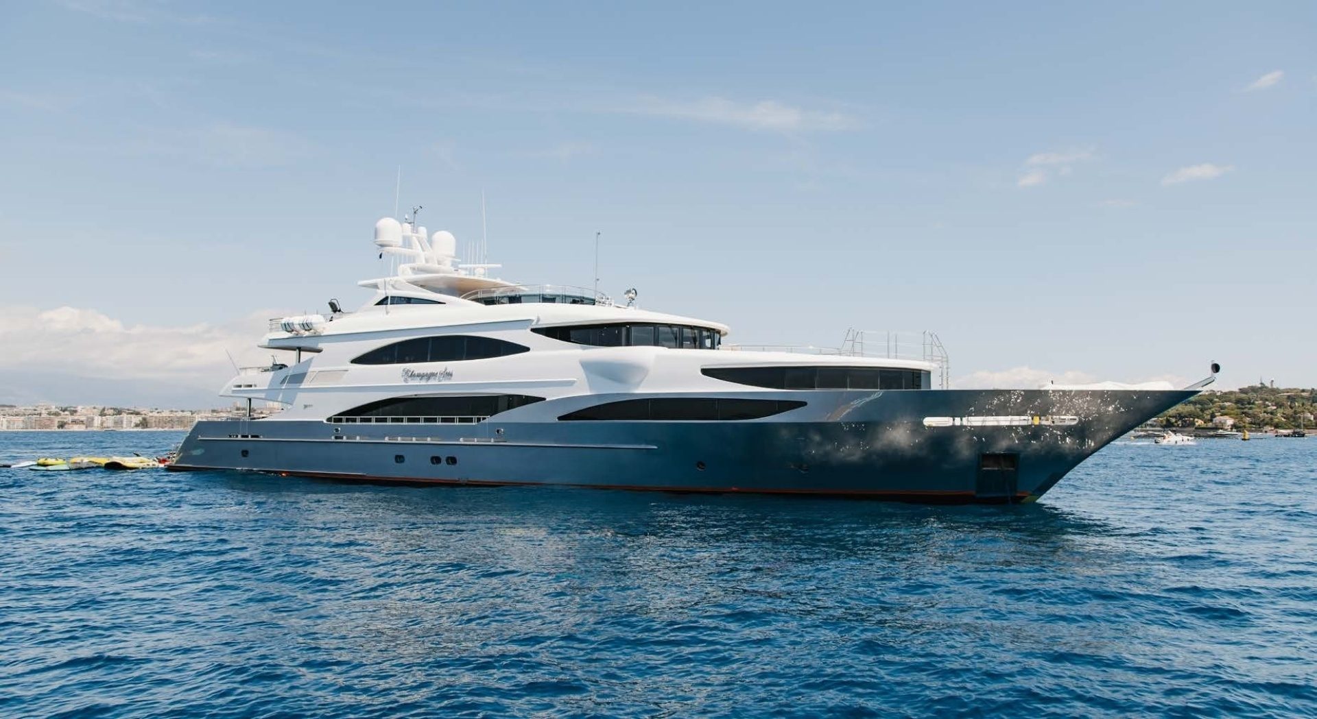 2012 Trinity Yachts Tri-Deck "Champagne Seas" - photo 3
