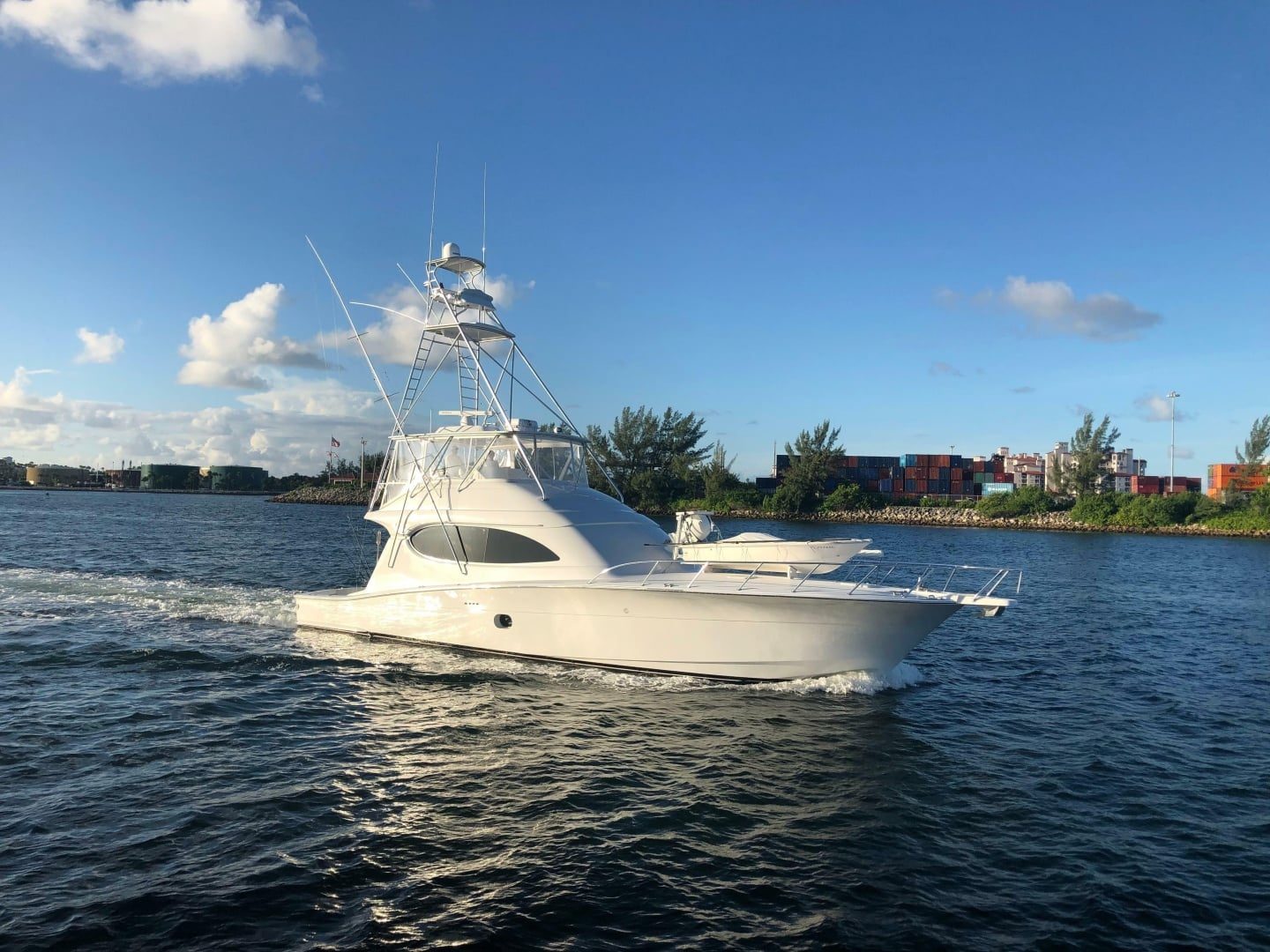 2006 Hatteras 64 Convertible "The Whiting Way" - photo 2