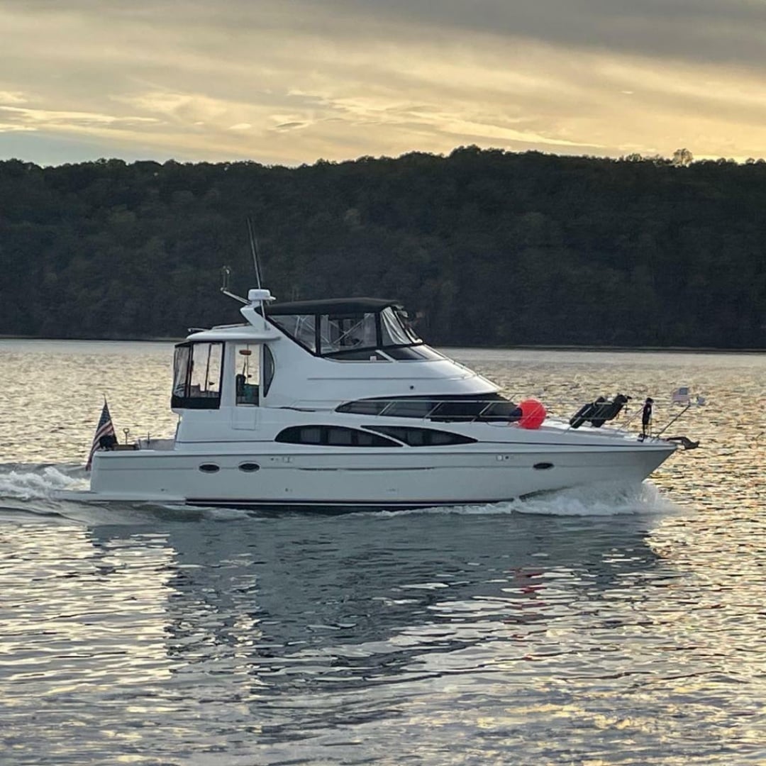 2005 Carver 444 Cockpit Motor Yacht "Fire Away" - photo 1