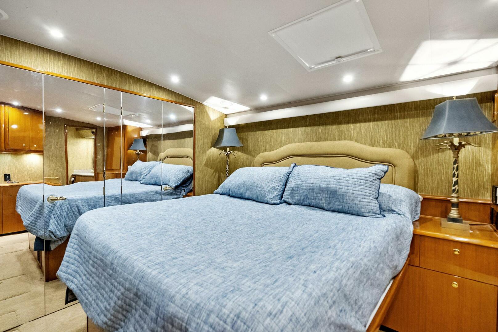 2002 Viking 65 Convertible "Cajun Queen" - photo 3