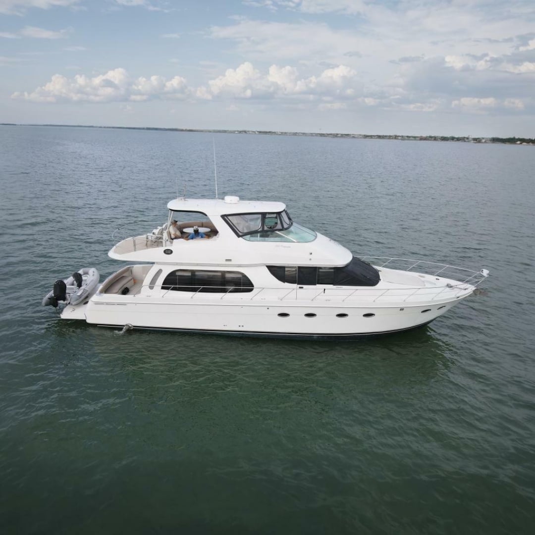 2004 Carver 560 Voyager "Carlet Vivian IV" - photo 1