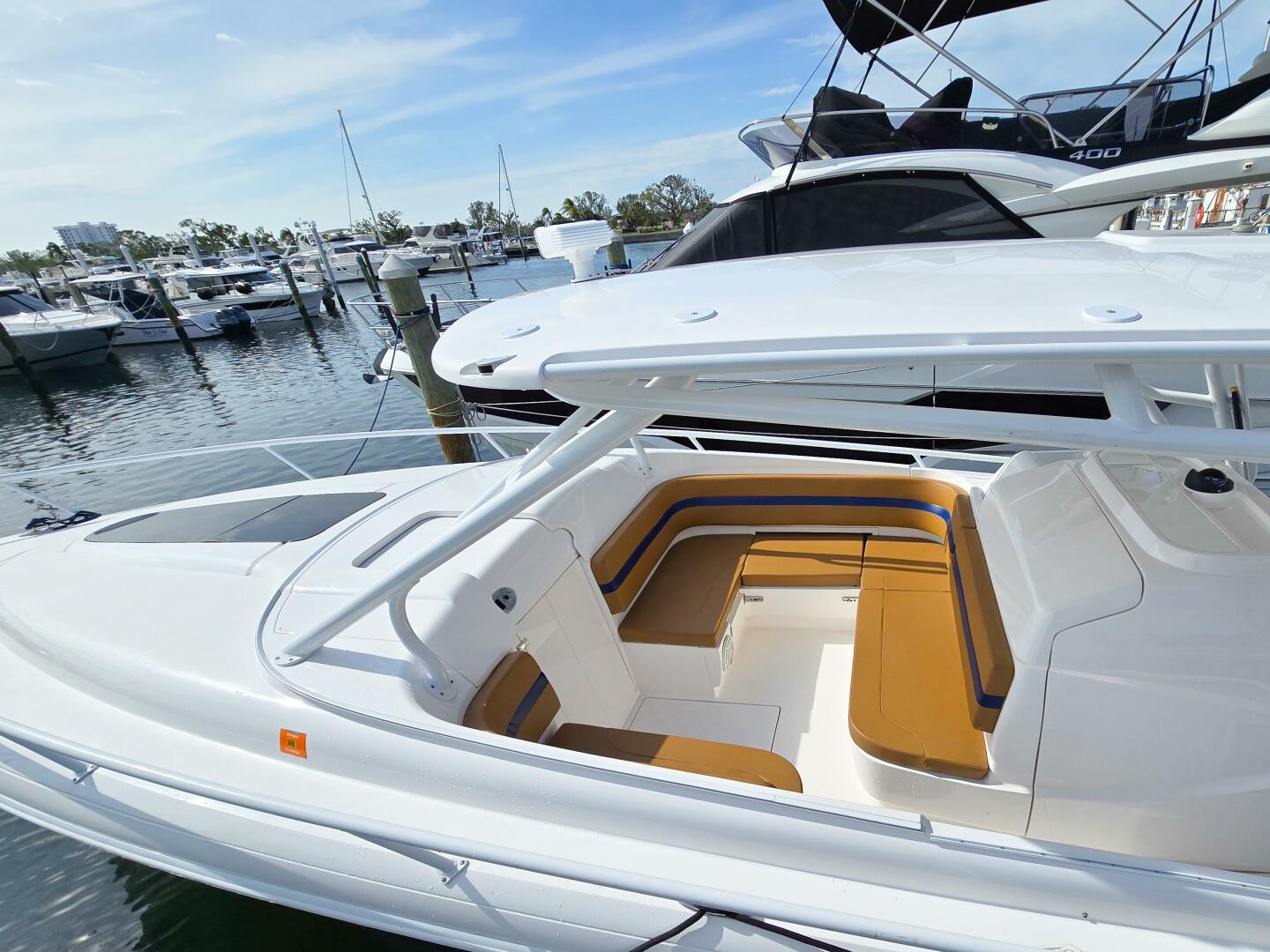 2018 Intrepid 375 Walkaround "Regina Del Mar" - photo 2