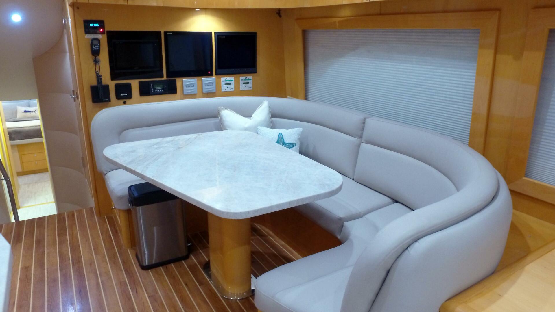 2006 Hatteras 68 Convertible - photo 3