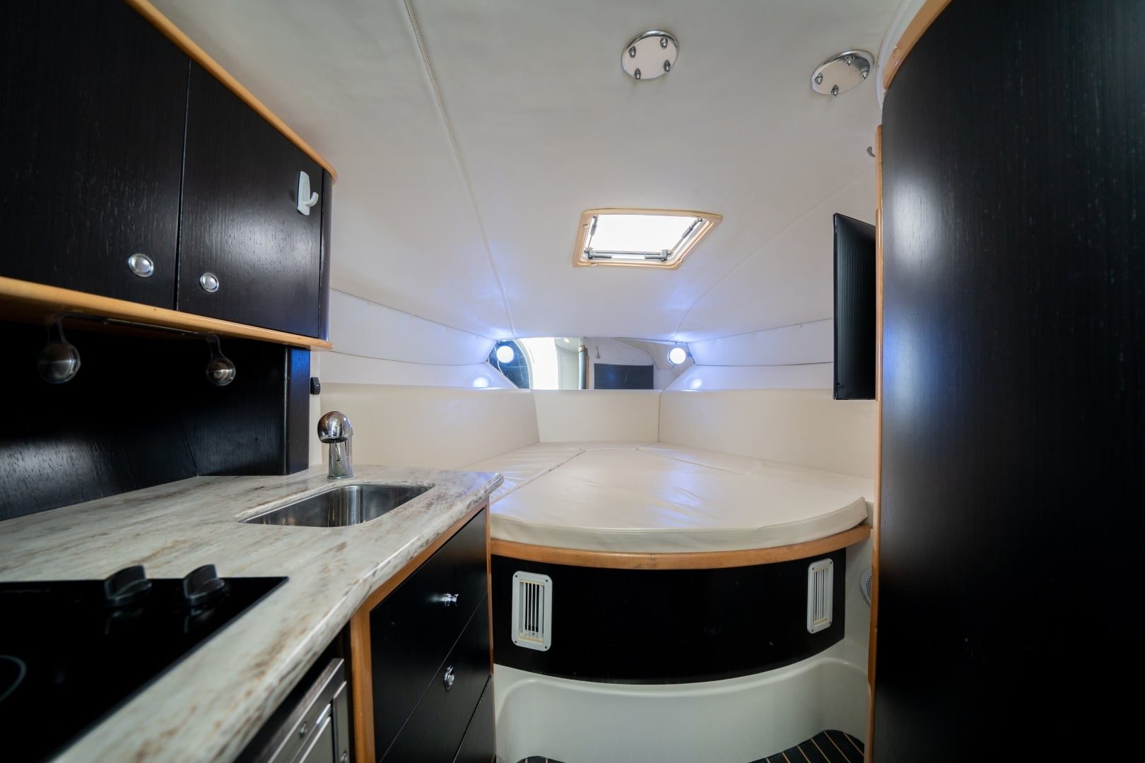 2011 Contender 40 Express - photo 3