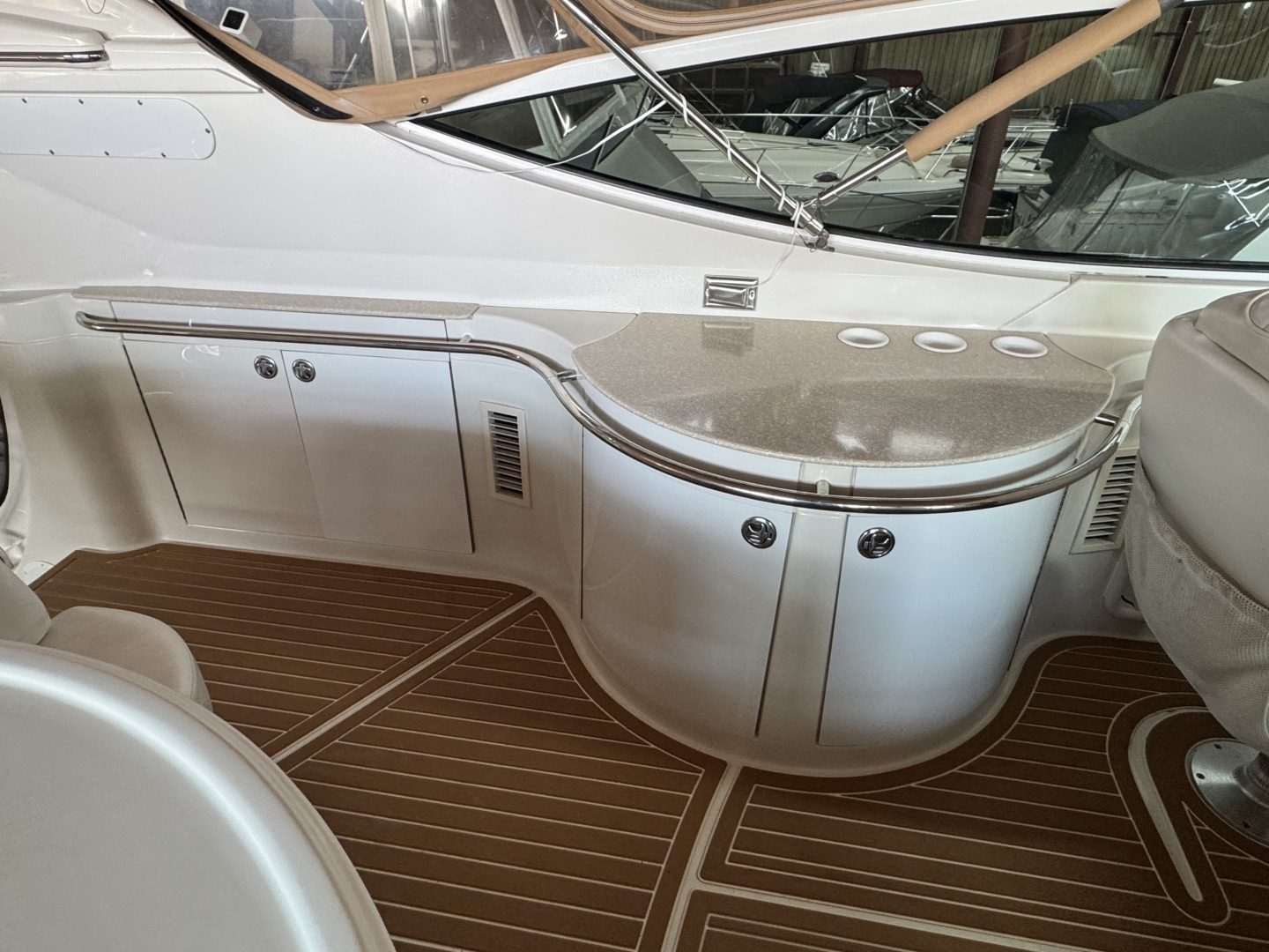 2004 Carver 466 Motor Yacht - photo 2