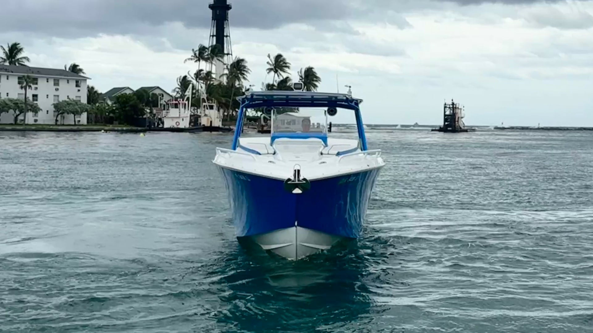 2016 Midnight Express 39S Cuddy - photo 2