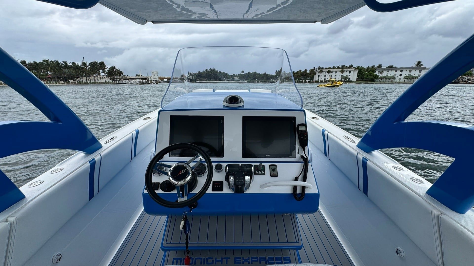 2016 Midnight Express 39S Cuddy - photo 3