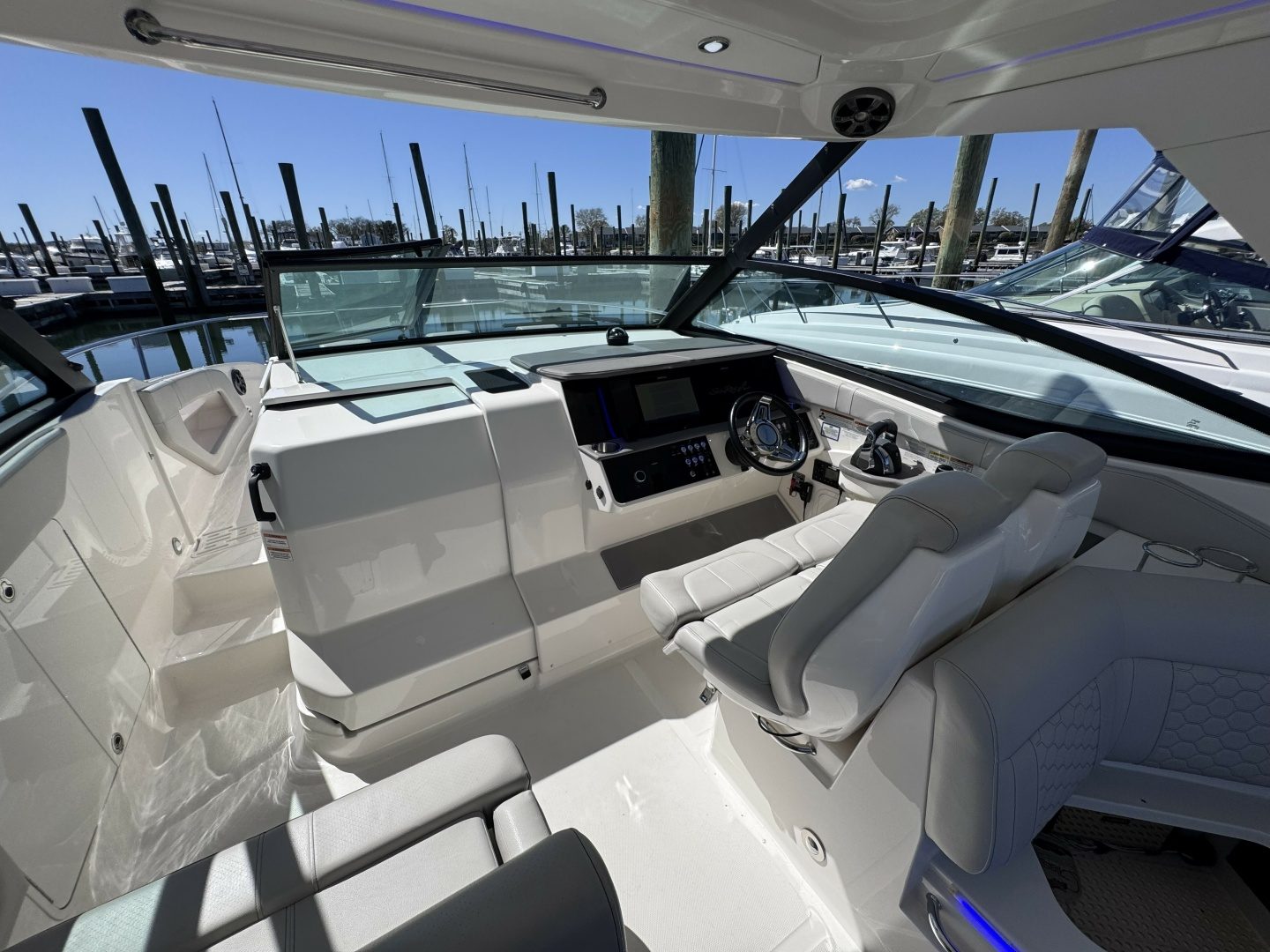 2021 Sea Ray 320 Sundancer - photo 3