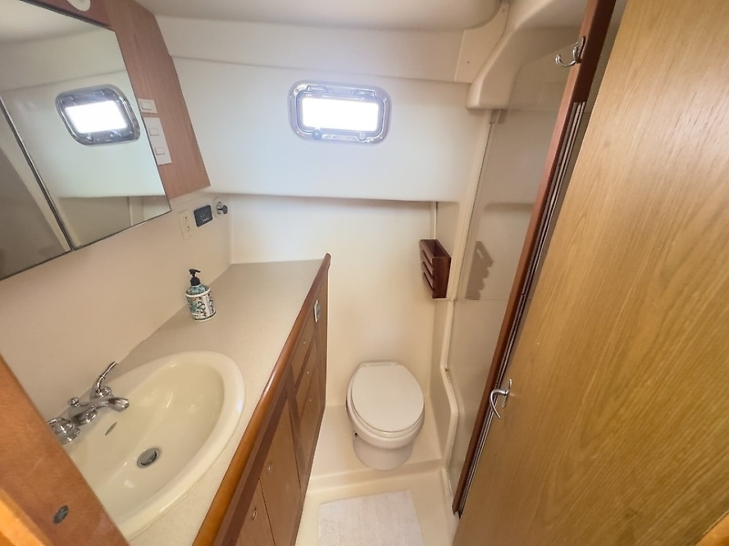 2006 Mainship 43 Trawler "Lazy Daze" - photo 3