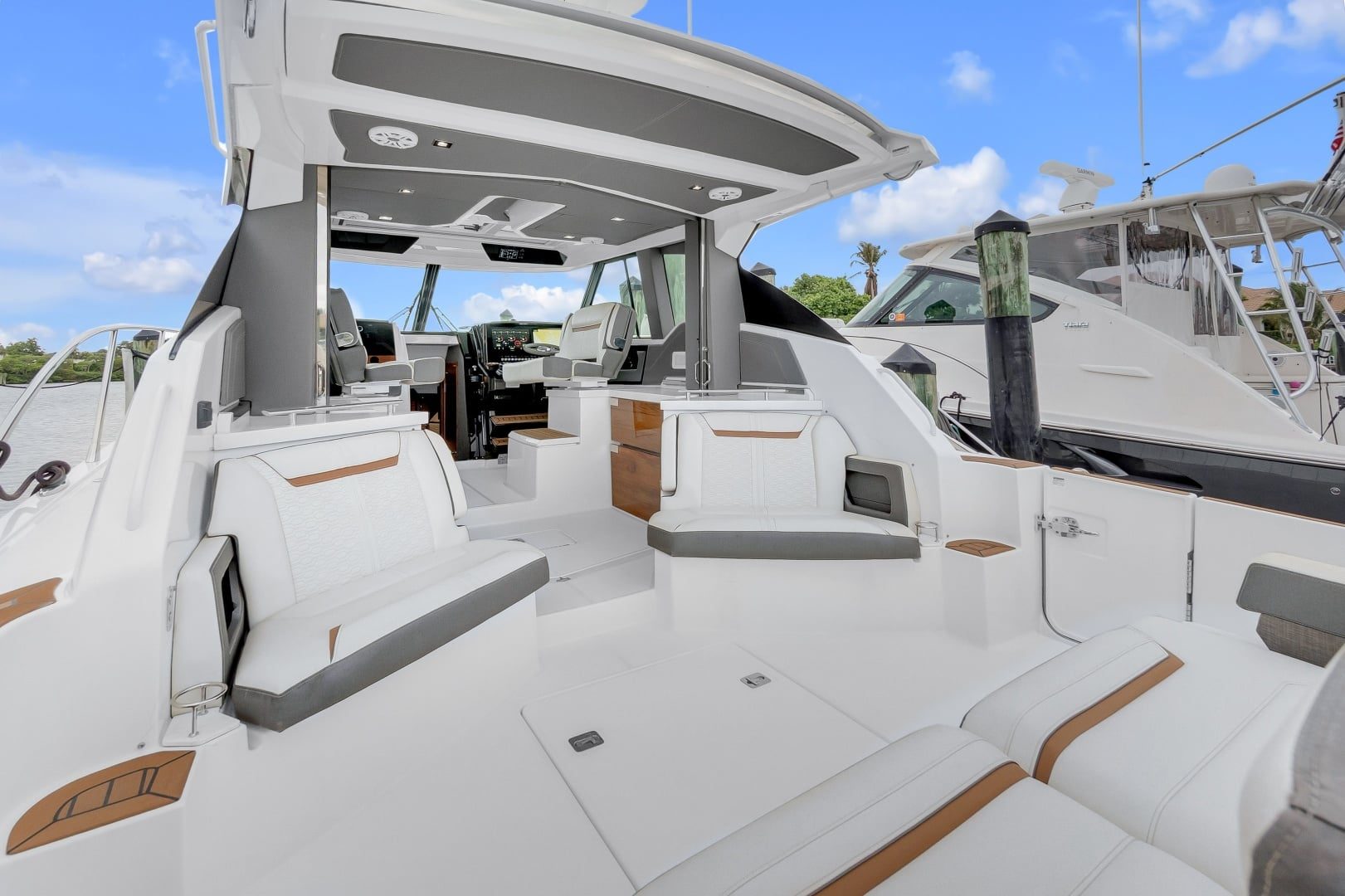 2021 Tiara Yachts 43 LE "FORTY TWO" - photo 2