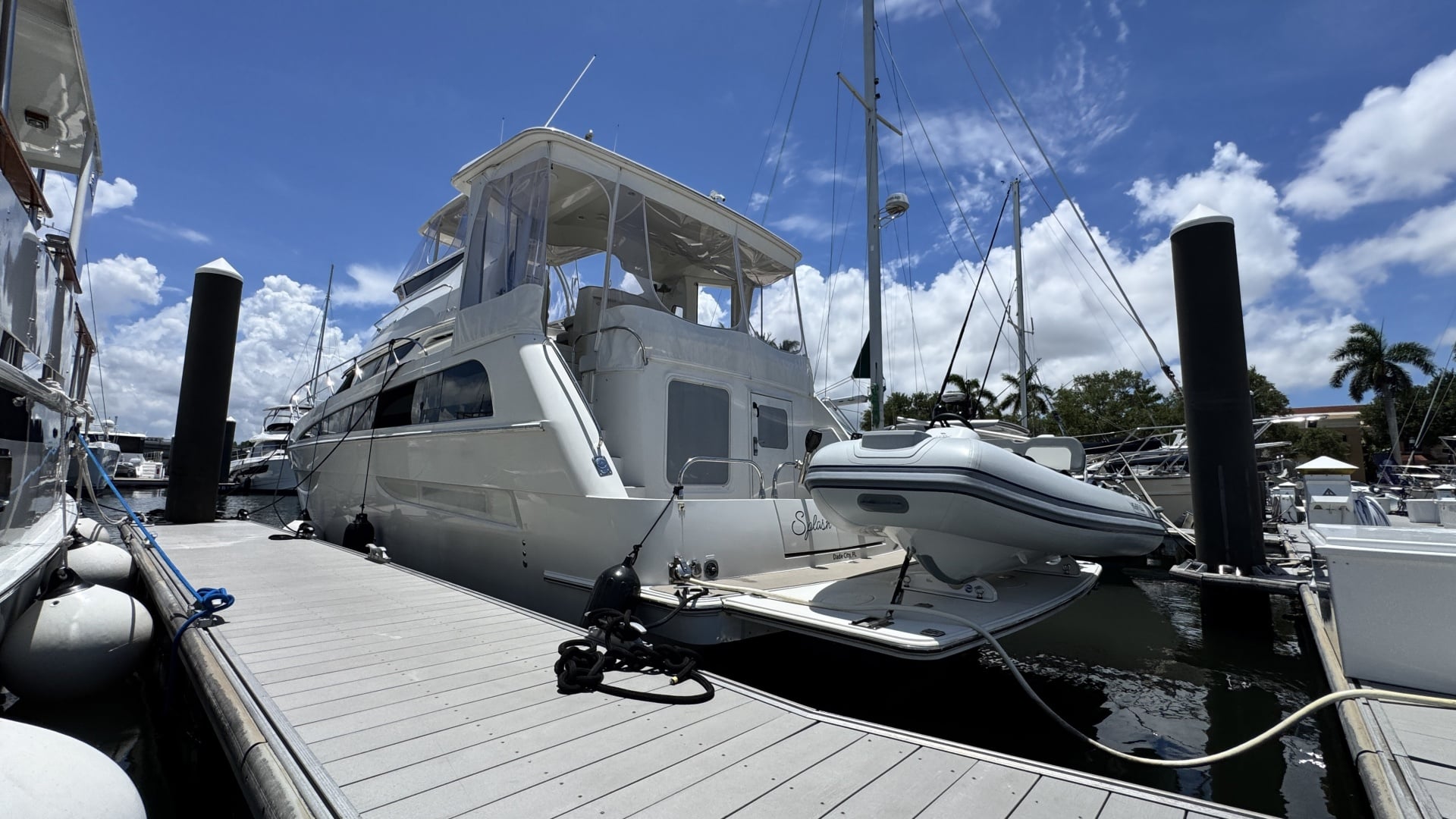 2007 Carver 47 Cockpit Motor Yacht "Splash & Dash" - photo 3