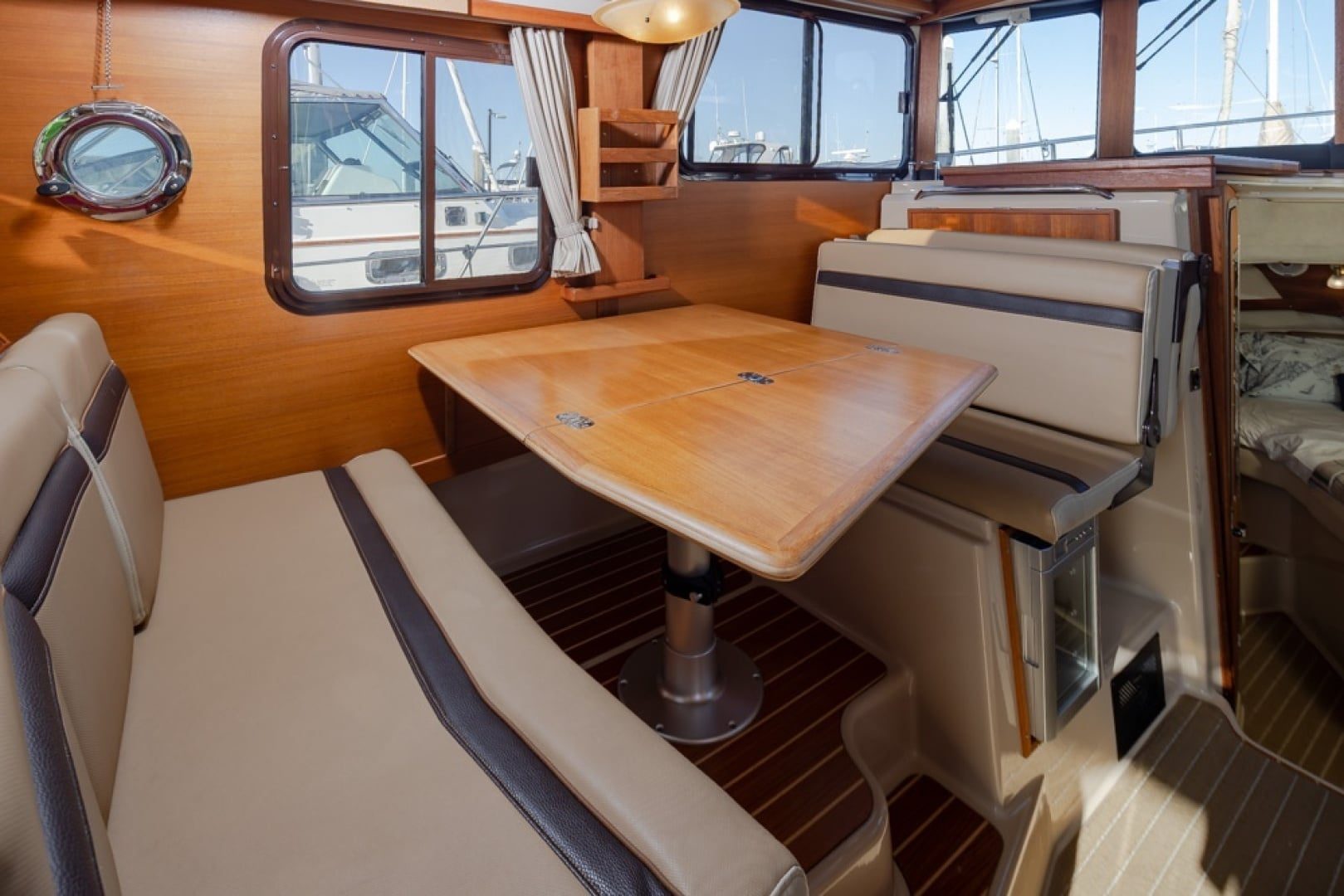 2018 Ranger Tugs 31 Sedan "CLIFFORD" - photo 2