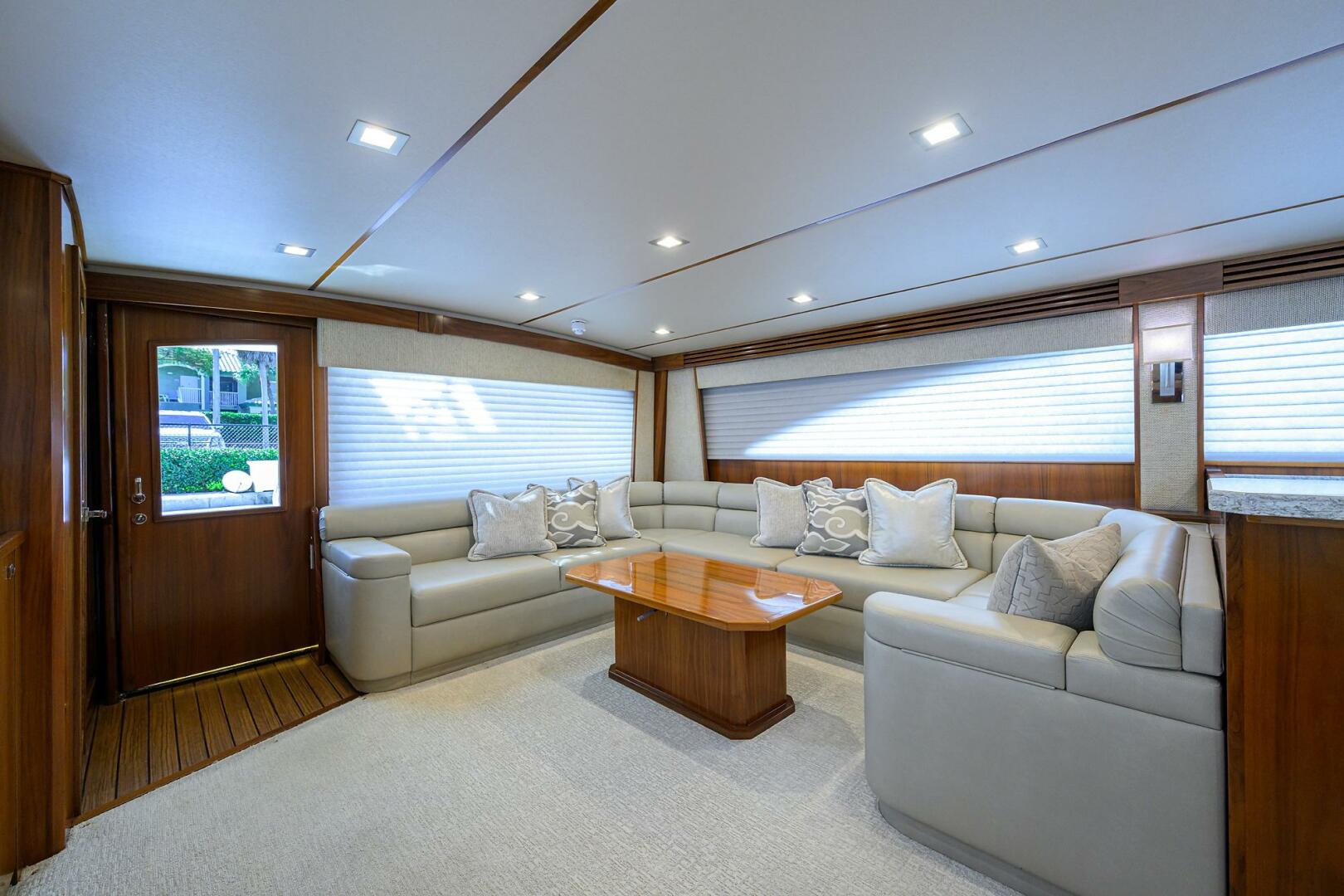 2019 Viking 80 Convertible "LAMPLIGHTER" - photo 3
