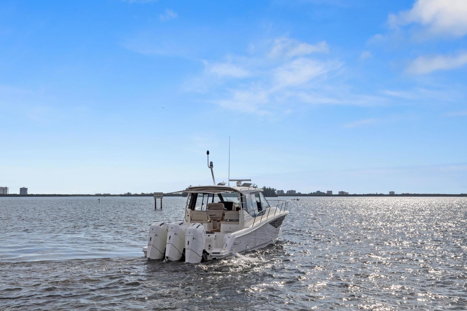 2022 Boston Whaler 405 Conquest "Lobo Del Mar II" - photo 3