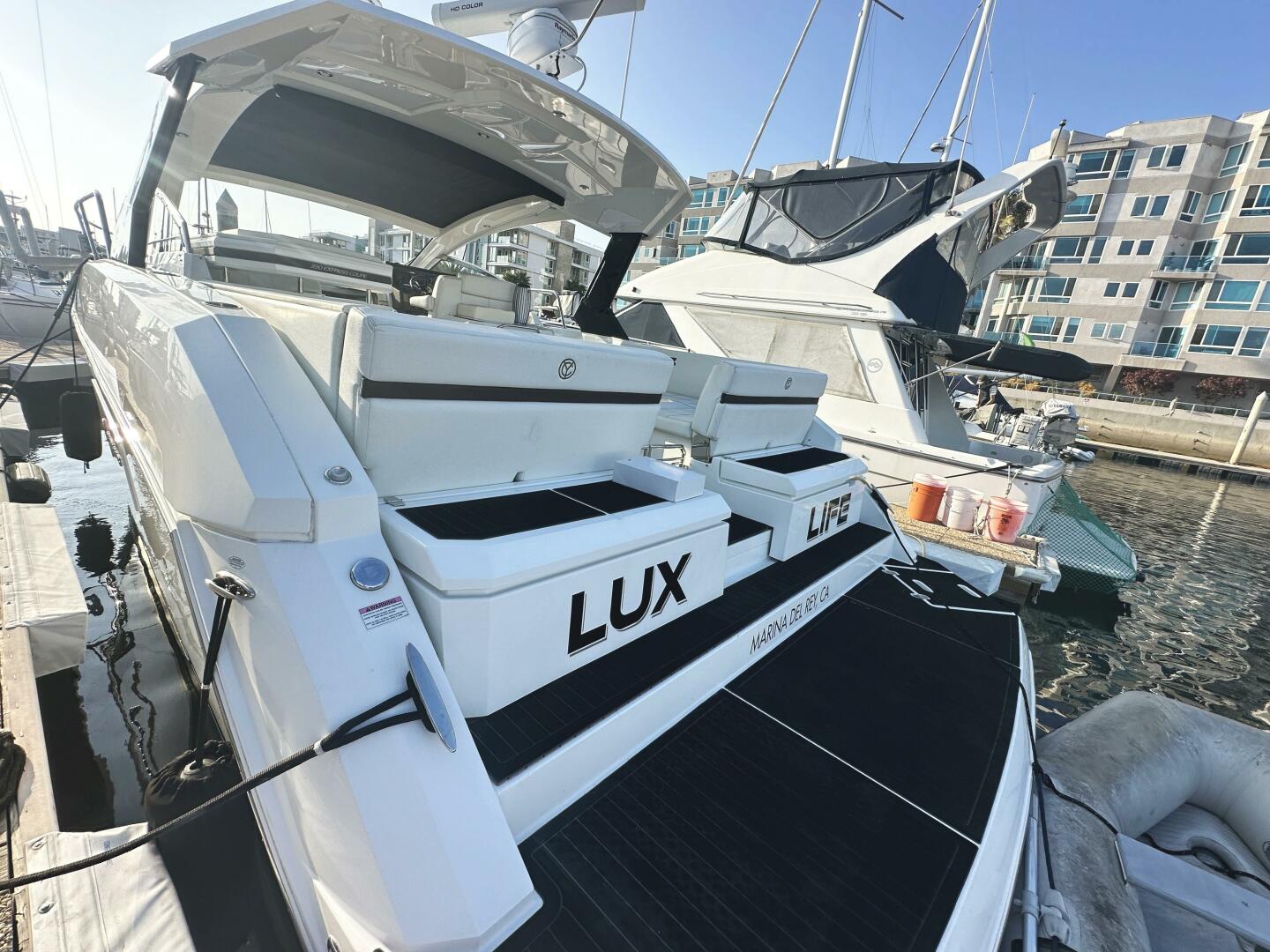 2017 Cruisers Yachts 390 Express Coupe "LUX LIFE" - photo 3