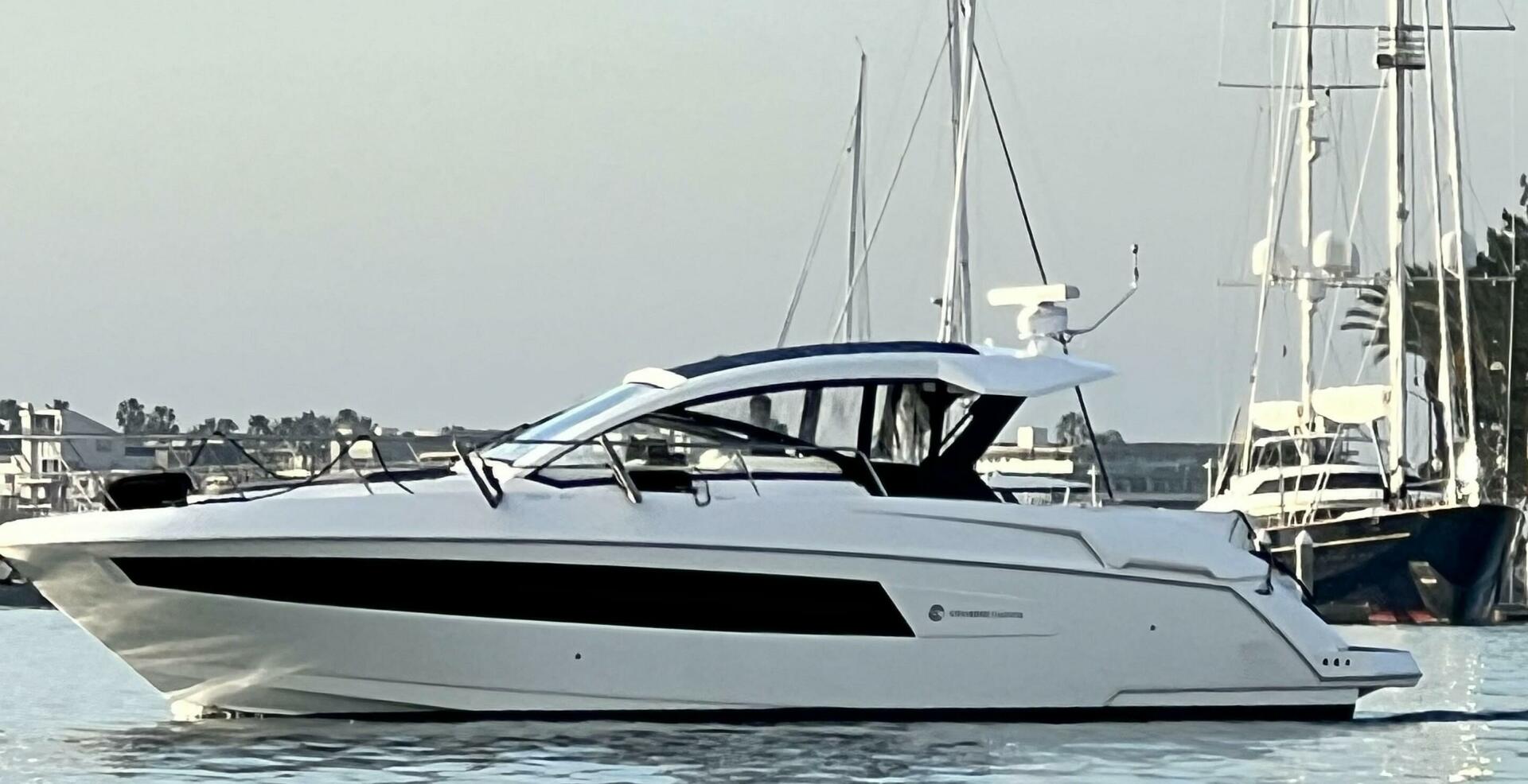 2017 Cruisers Yachts 390 Express Coupe "LUX LIFE" - photo 1
