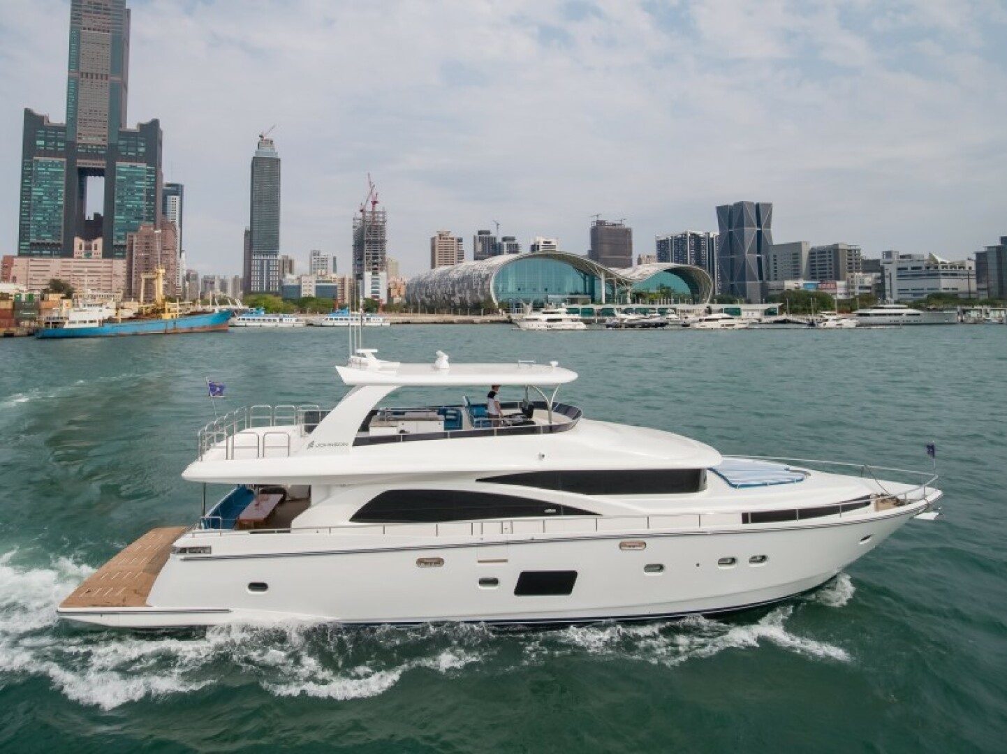 2027 Johnson Flybridge w/Hydraulic Platform "JOHNSON 80 FLYBRIDGE" - photo 1