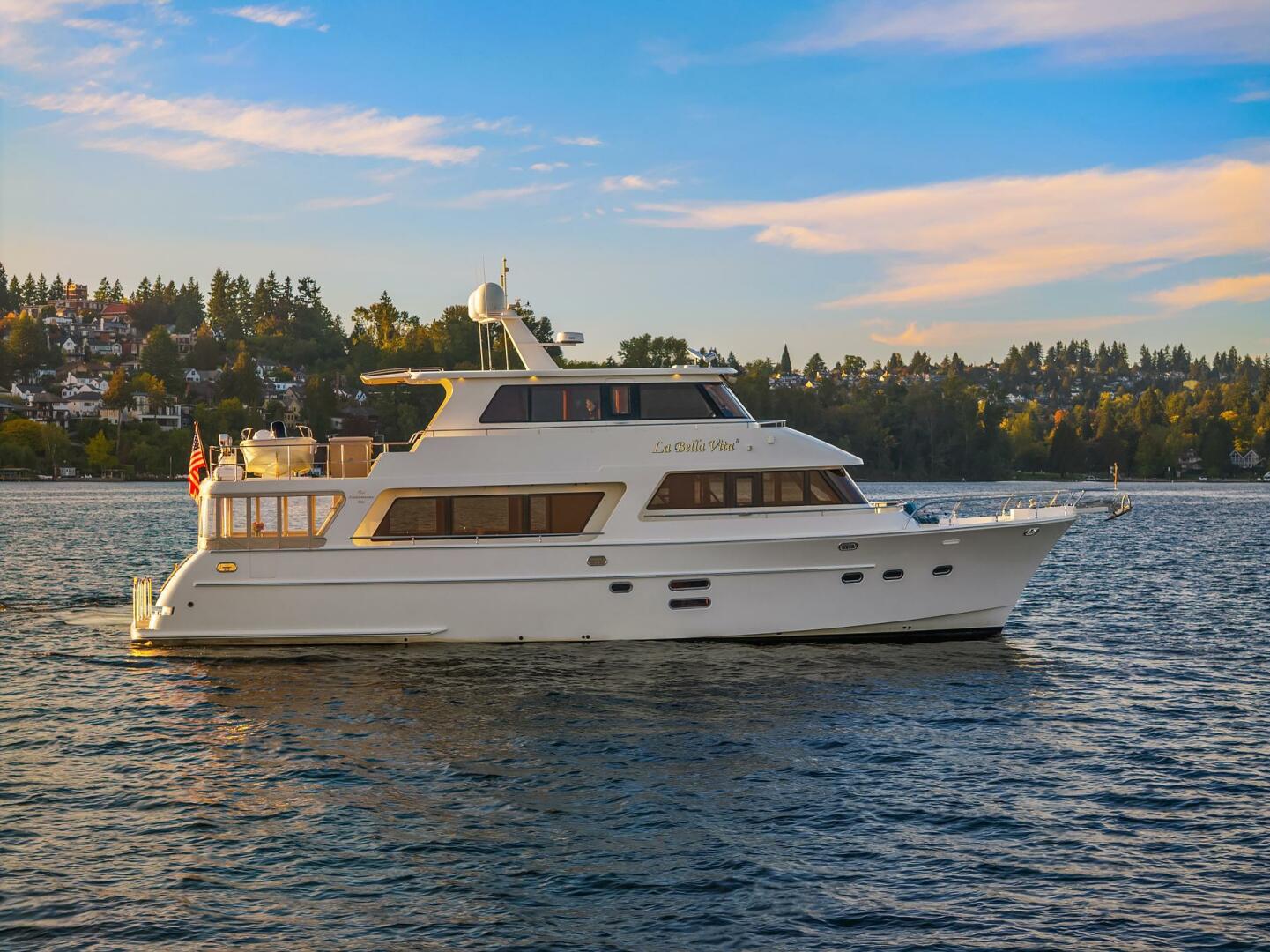 2014 Hampton 720 Skylounge LRC "LA BELLA VITA II" - photo 1