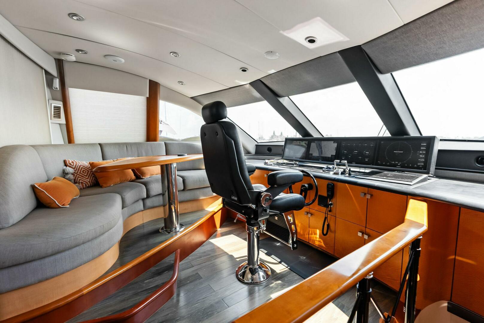 2006 Lazzara Yachts 84 Skylounge "Voyager" - photo 2