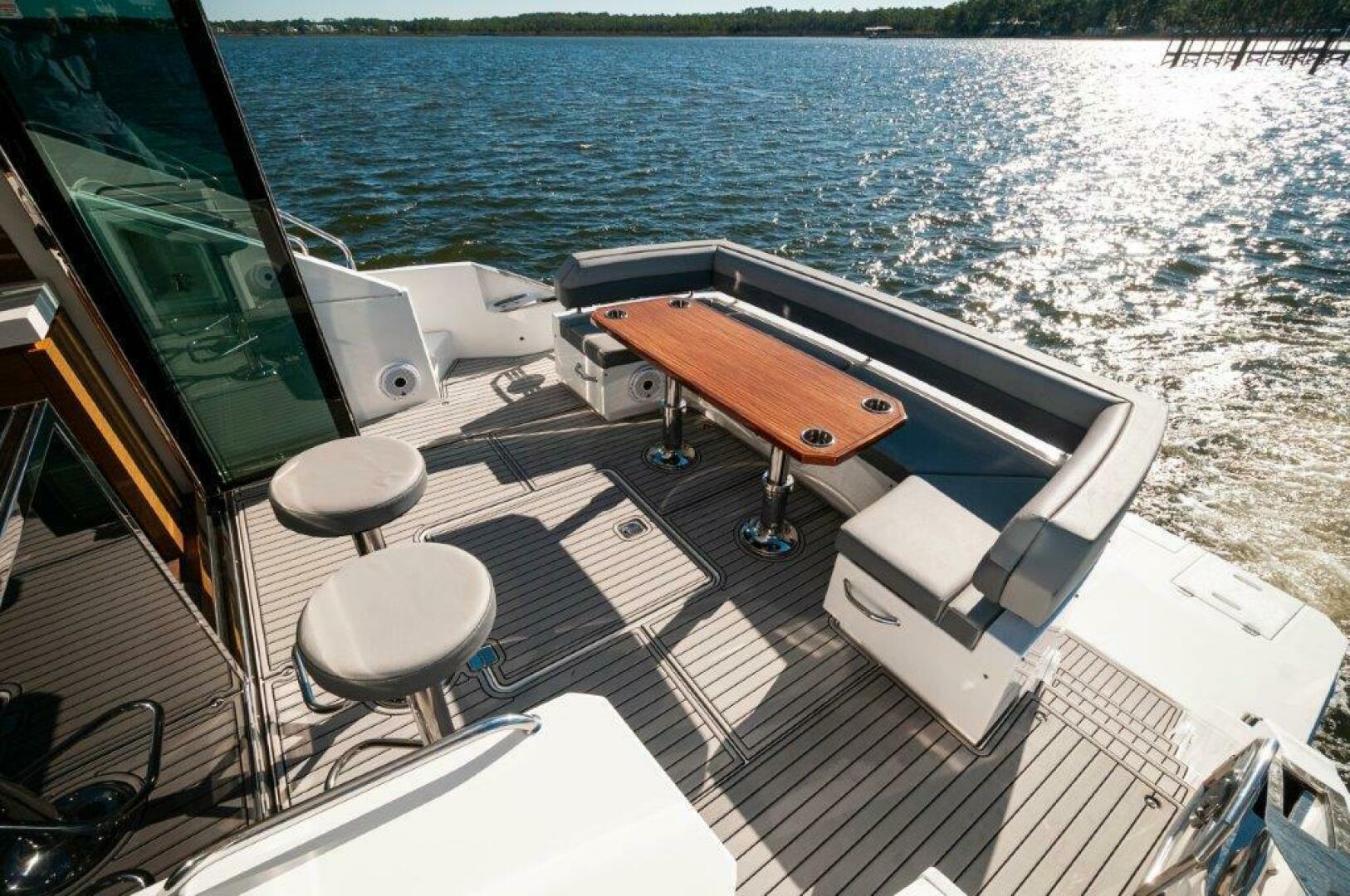2020 Cruisers Yachts 60 Cantius "Harper Bell" - photo 3