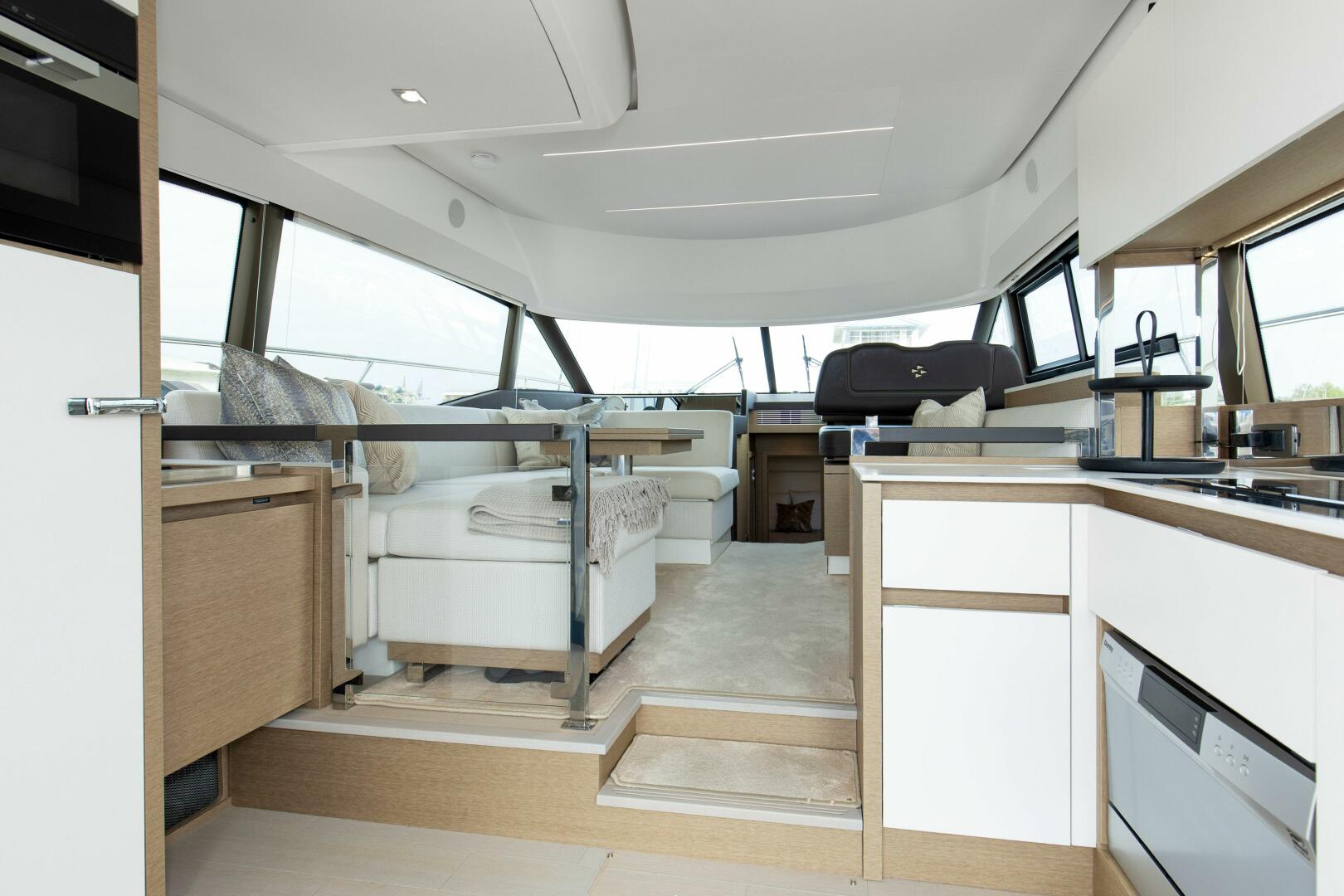 2023 Prestige 460 Flybridge "Pass-N-Bye" - photo 2