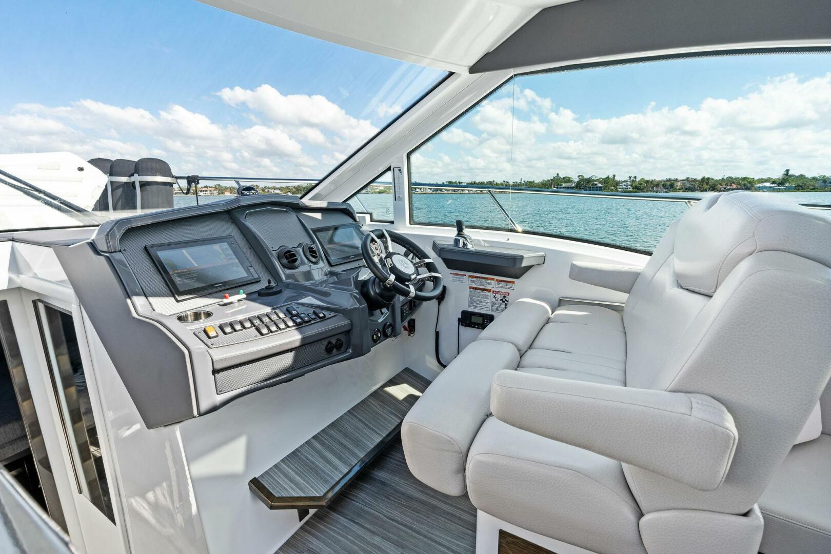 2019 Cruisers Yachts 45 Cantius "My Everything" - photo 3