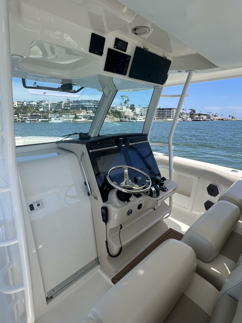 2019 Boston Whaler 38 Outrage "M22" - photo 2
