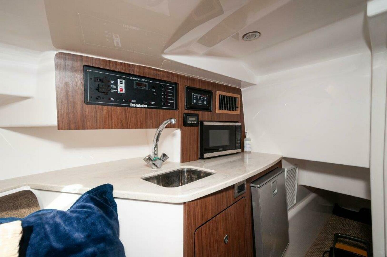 2018 Everglades 350 LX - photo 2
