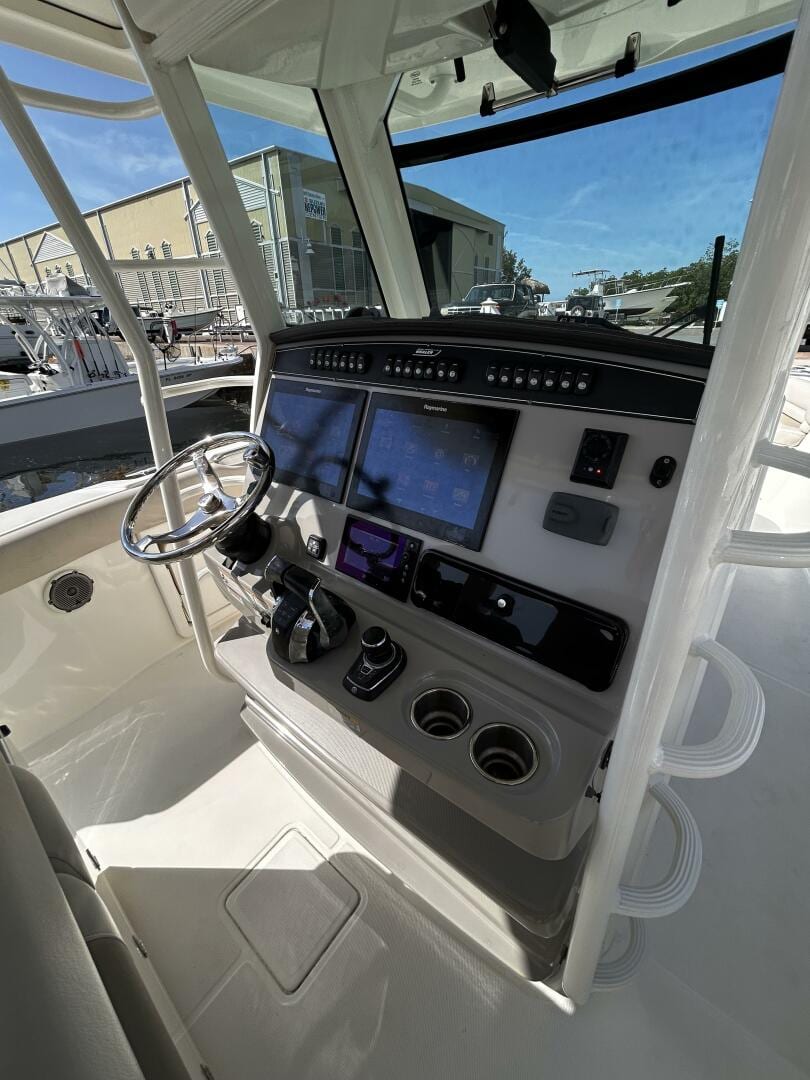 2017 Boston Whaler 330 Outrage "No Name" - photo 2