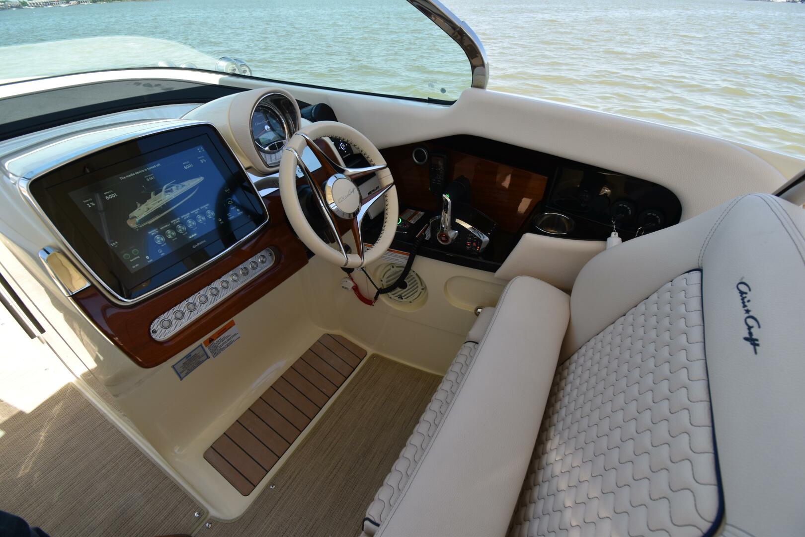 2023 Chris-Craft 31 Launch GT - photo 2