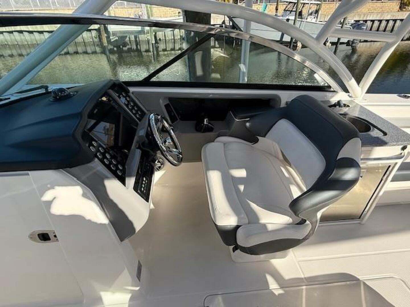 2021 Robalo R317 "E Komo Mai" - photo 2