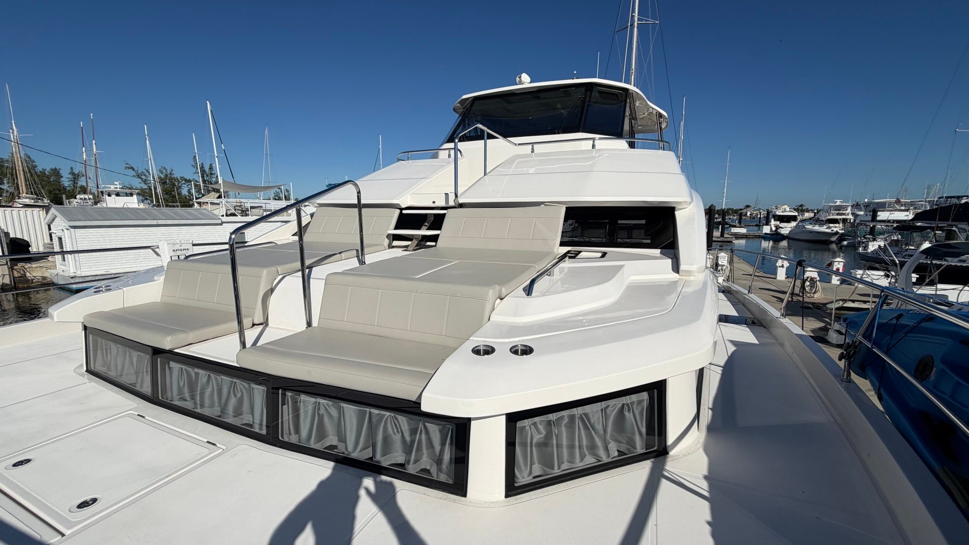 2025 Aquila 54 ENCLOSED BRIDGE - photo 2