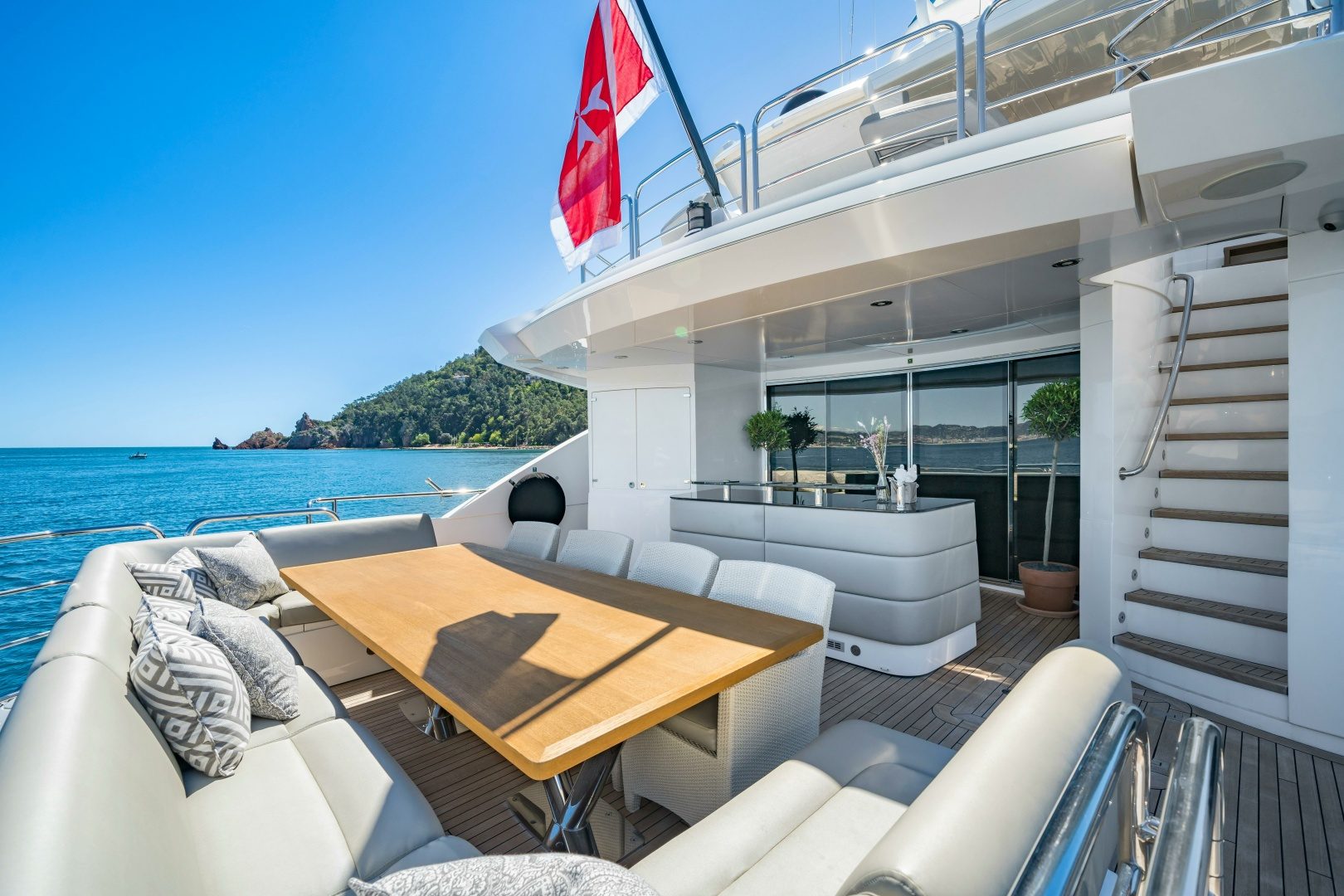 2014 Sunseeker Sunseeker 115 Sport Yacht "LADY VOLANTIS" - photo 2