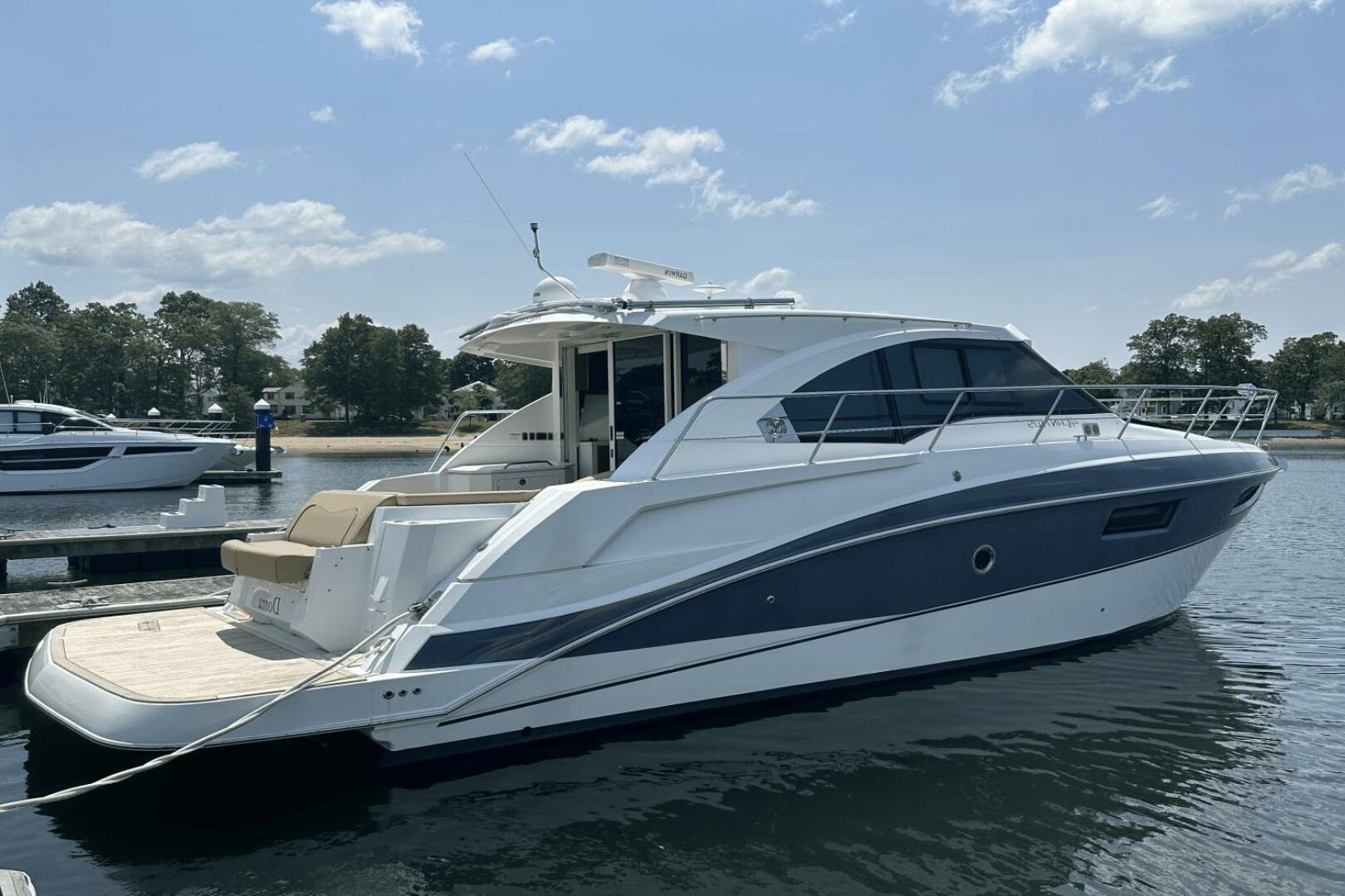 2016 Cruisers Yachts Cantius "DONNA" - photo 1