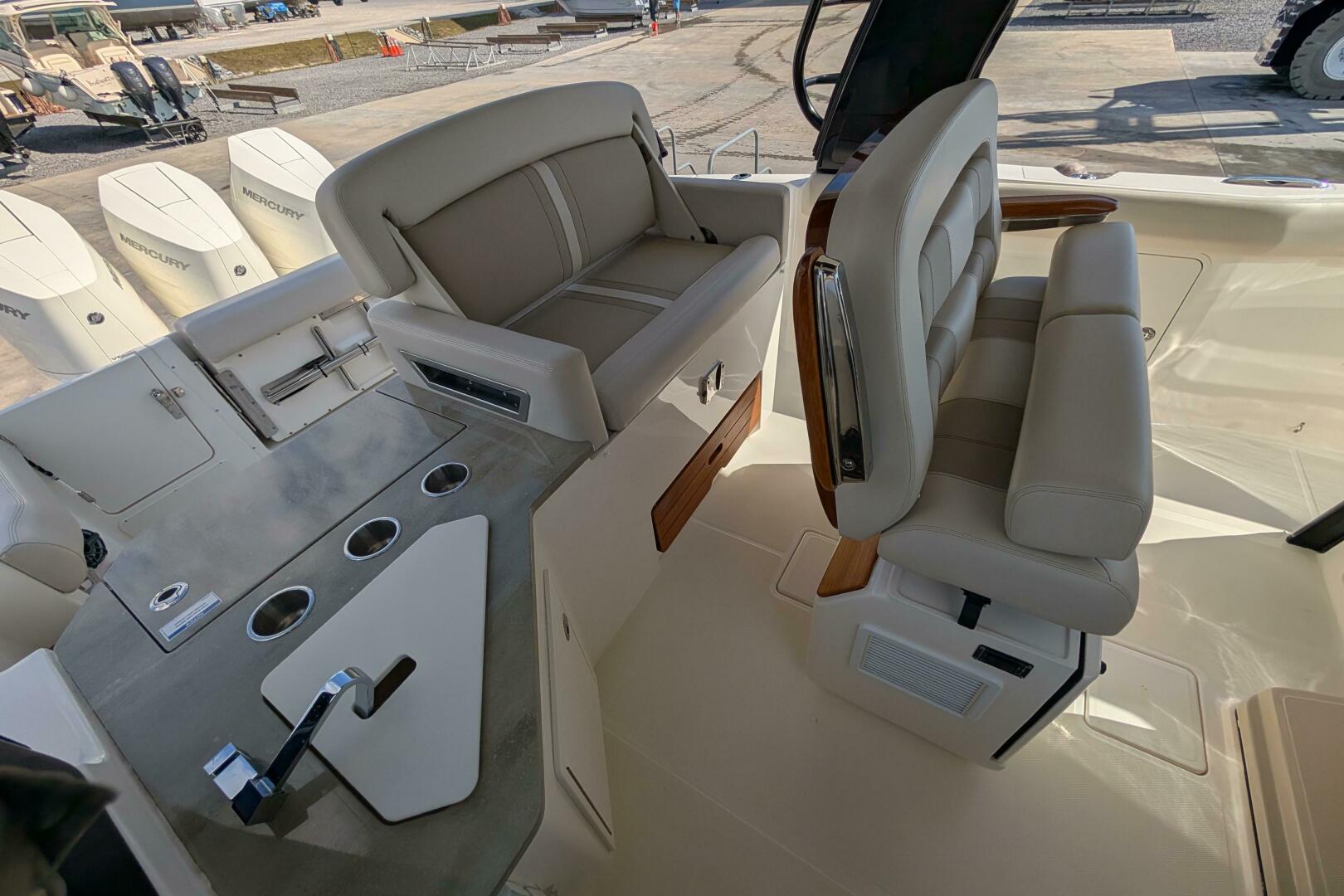 2024 Boston Whaler 380 Realm - photo 2
